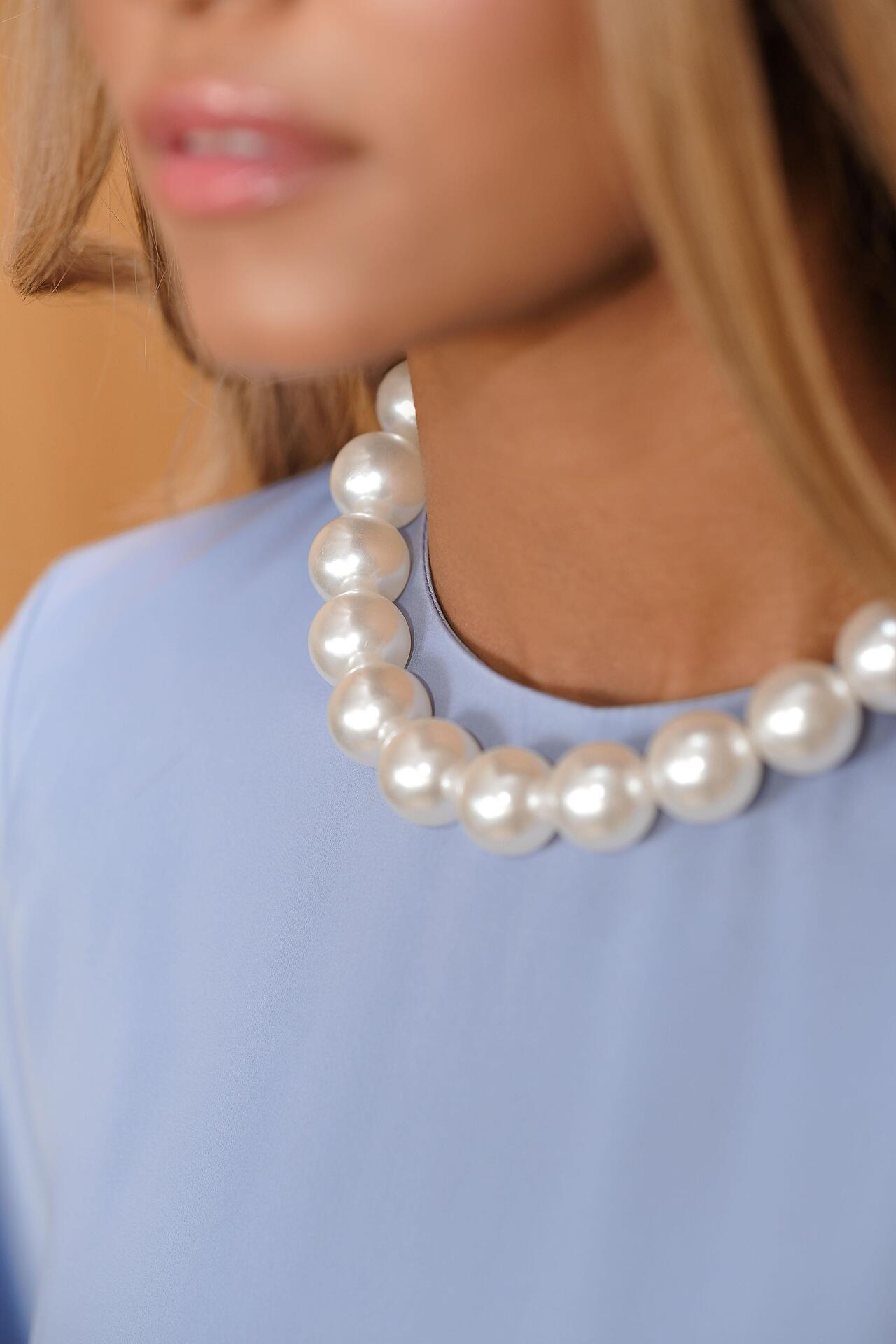 White chunky bead necklace: Chloe