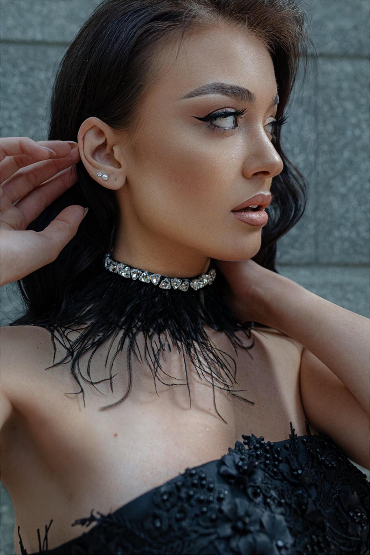 Necklace with ostrich feathers and crystals