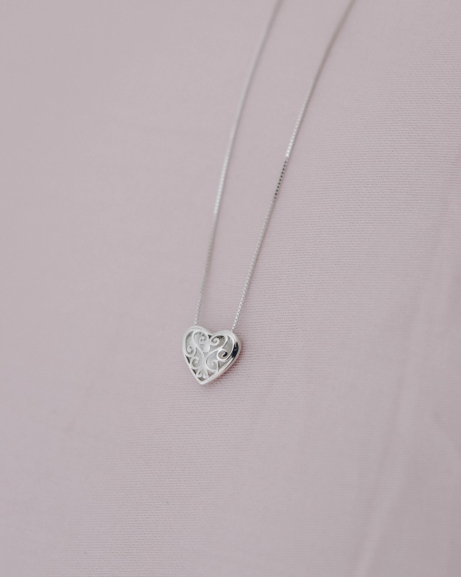 Heart pendant necklace with engraved elements: Lovely
