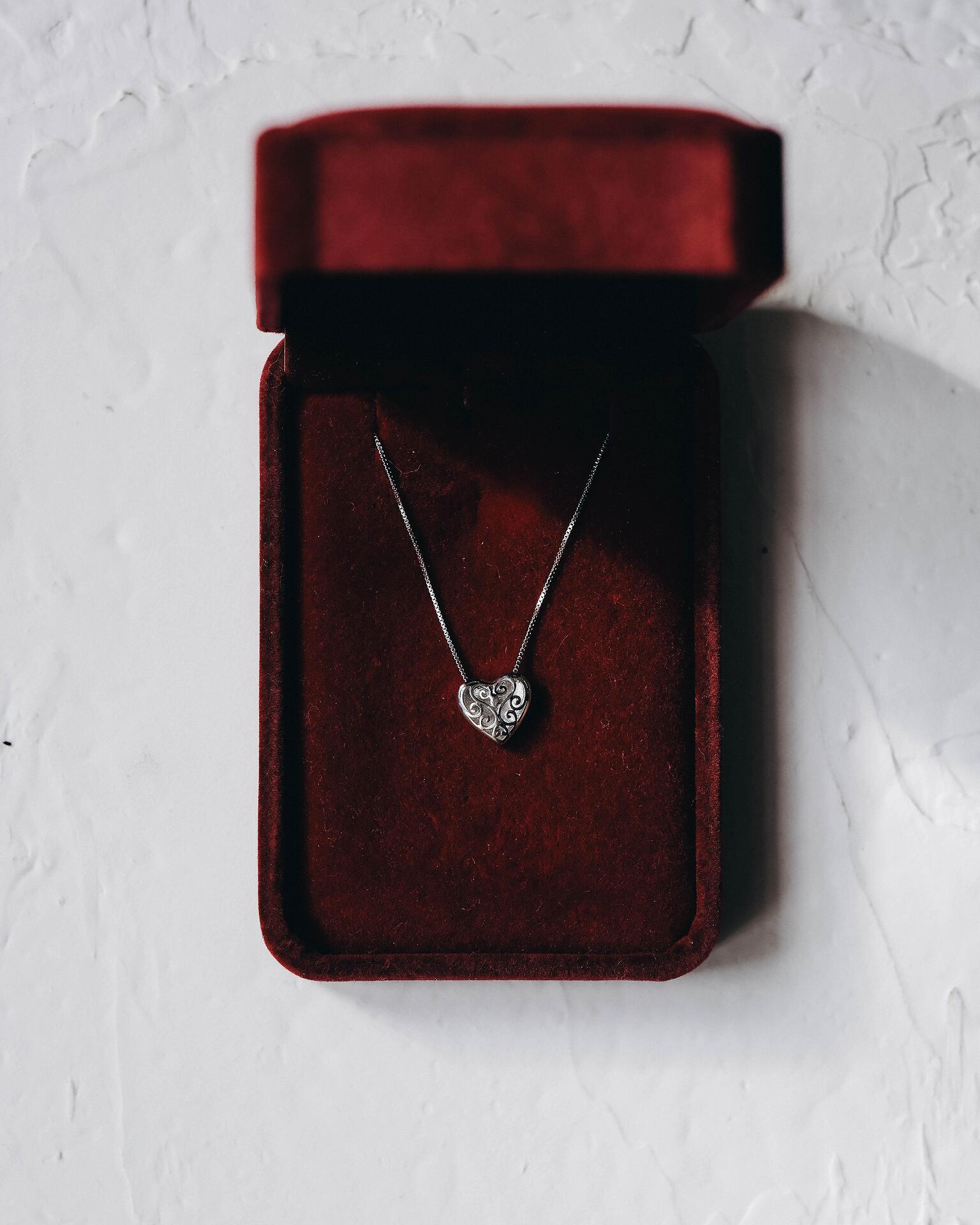 Heart pendant necklace with engraved elements: Lovely