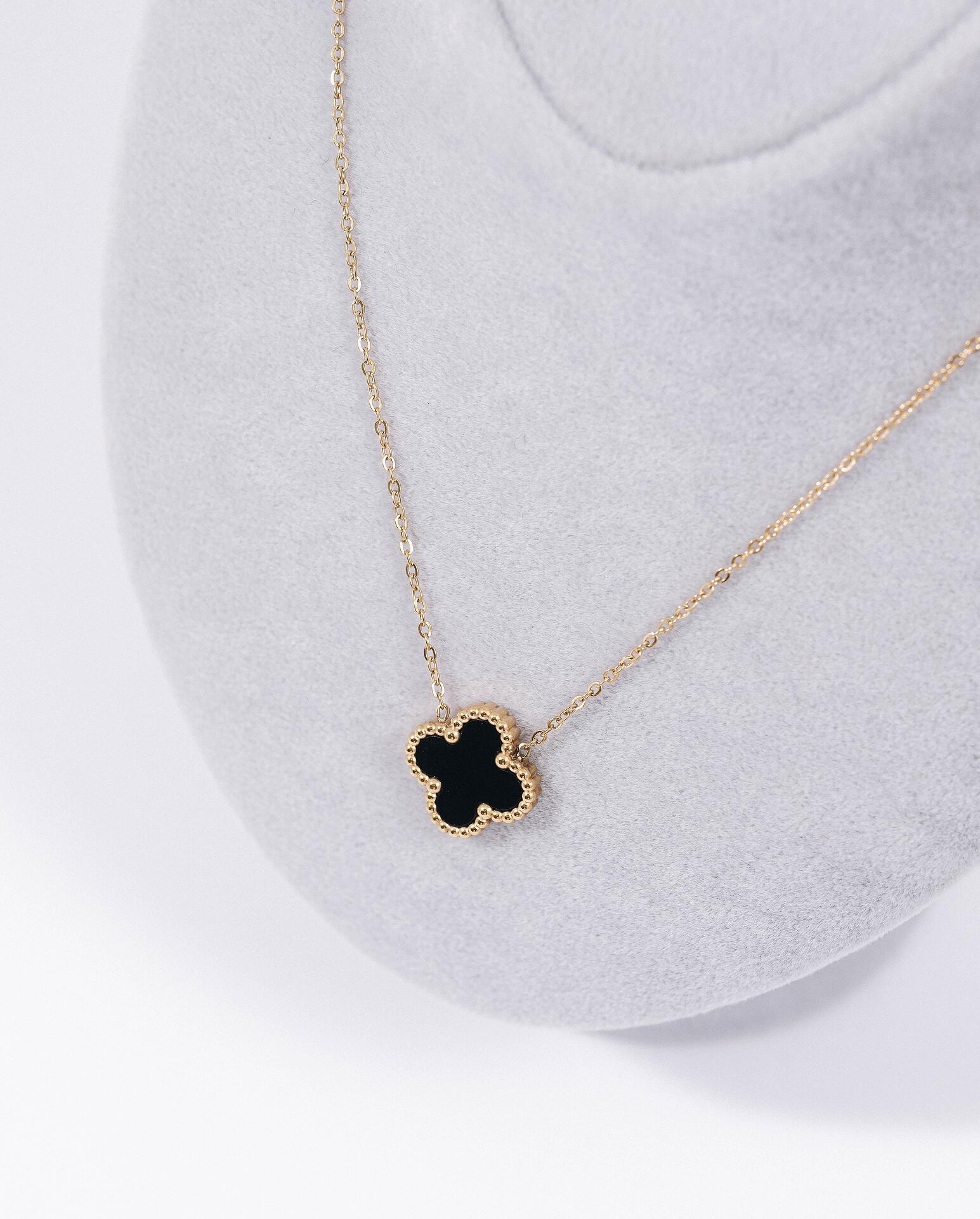 Necklace with a clover-shaped pendant 