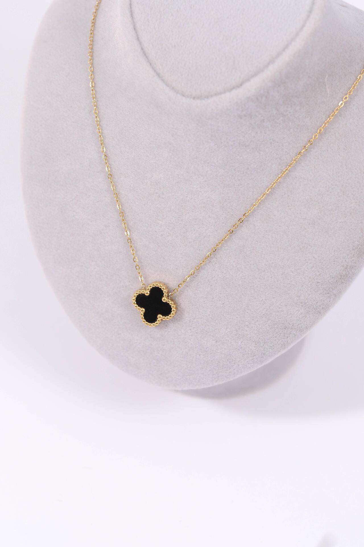 Necklace with a clover-shaped pendant 