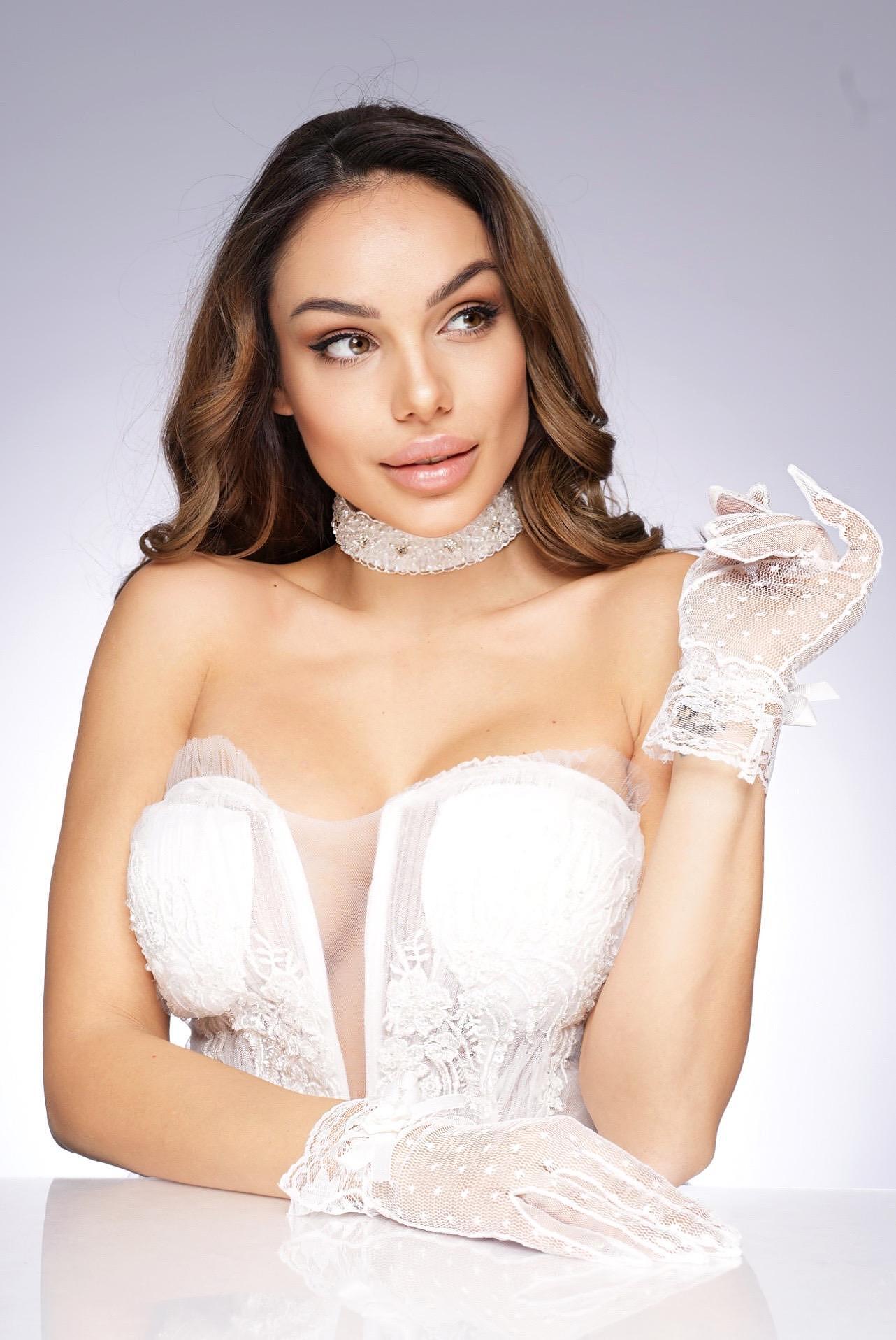 Necklace/choker with crystals and pearls