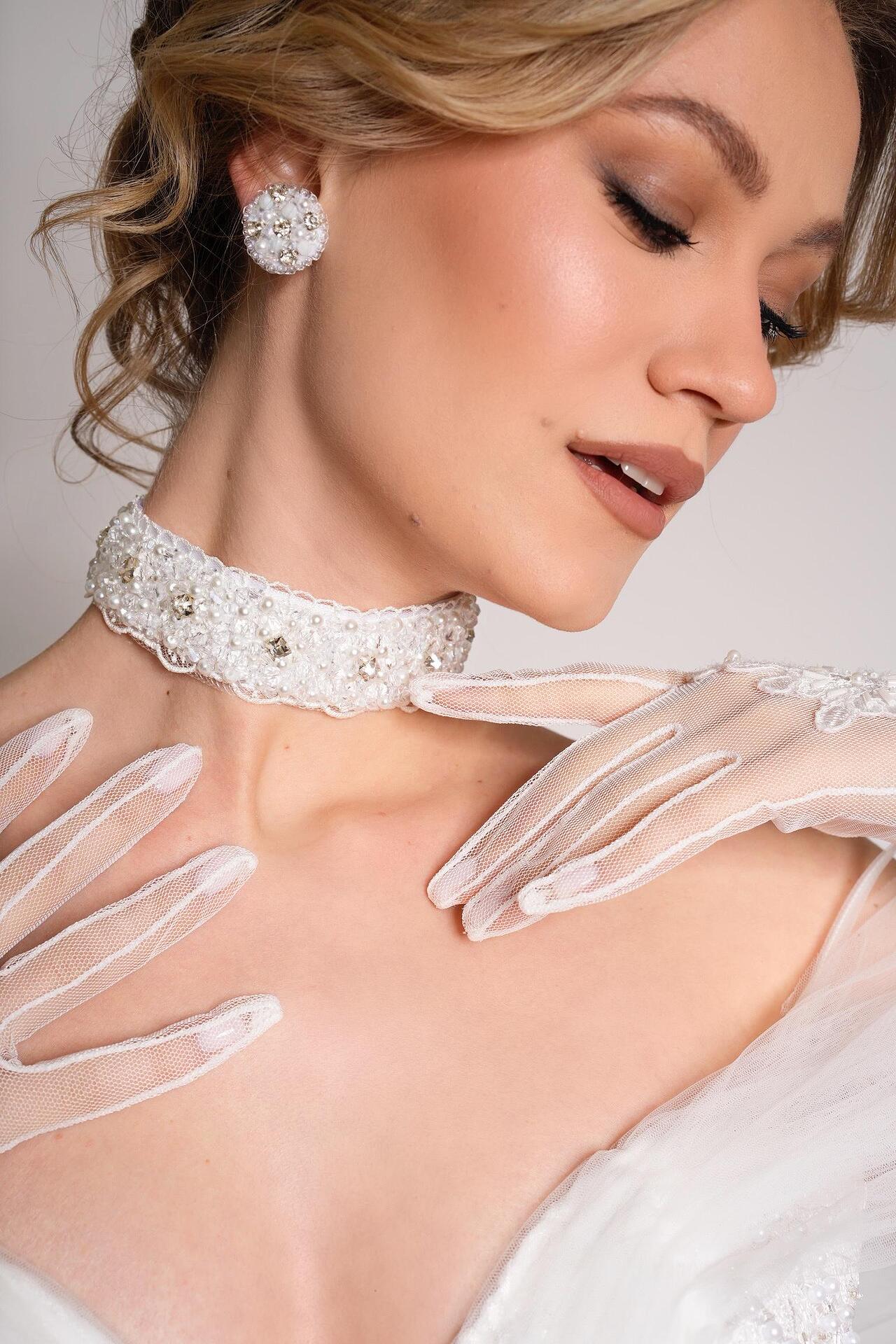 Necklace/choker with crystals and pearls