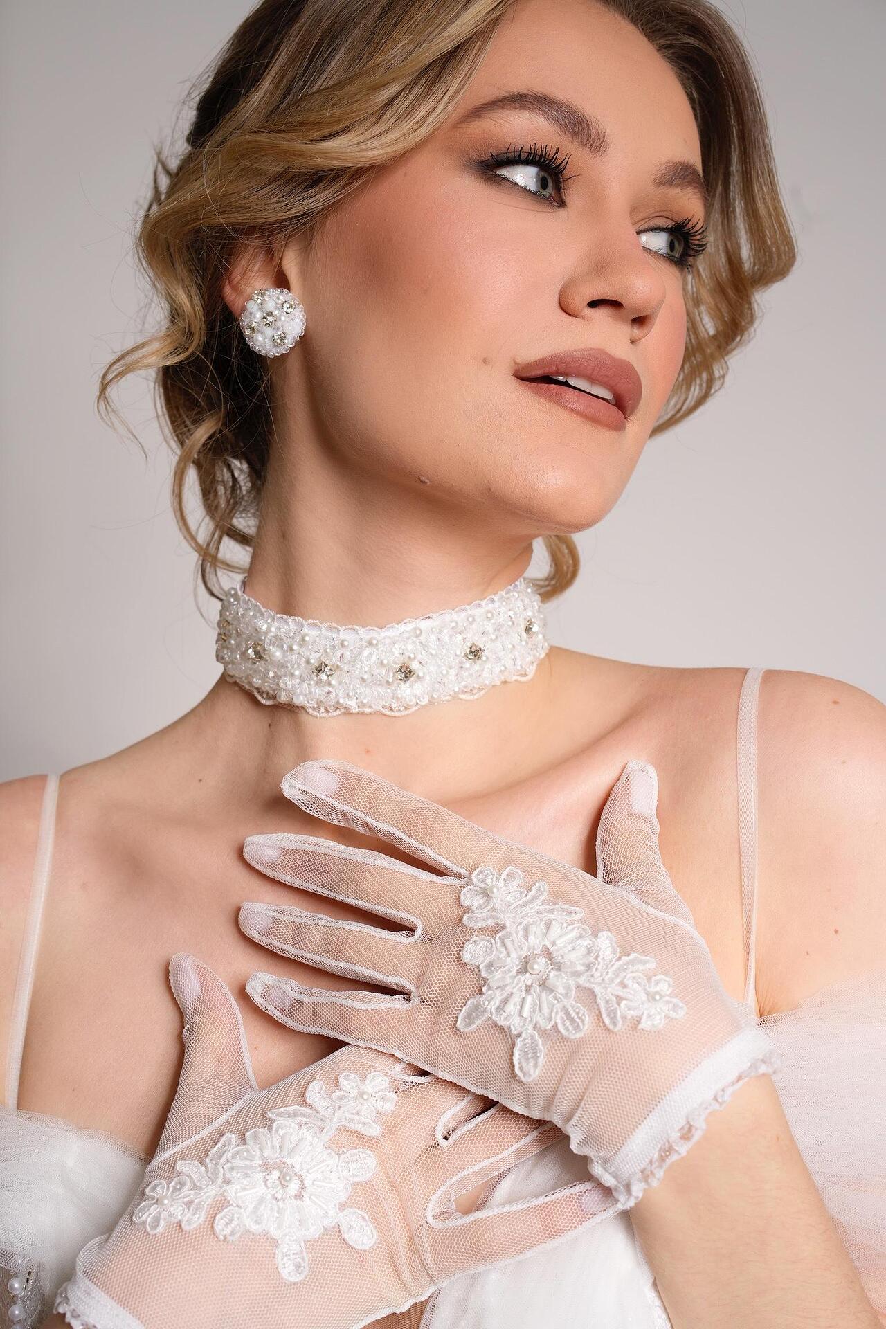 Necklace/choker with crystals and pearls