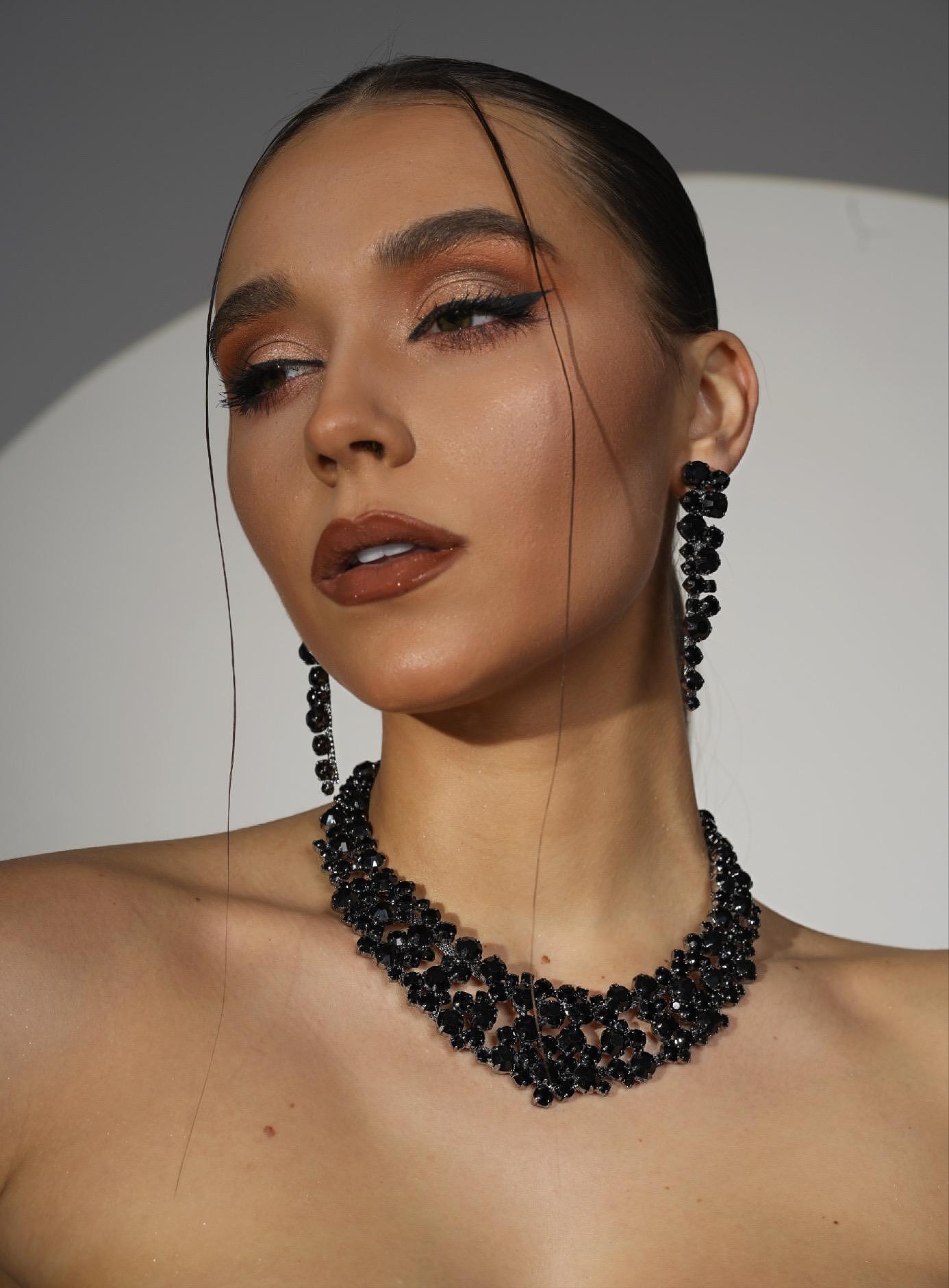 Set: black necklace and earrings
