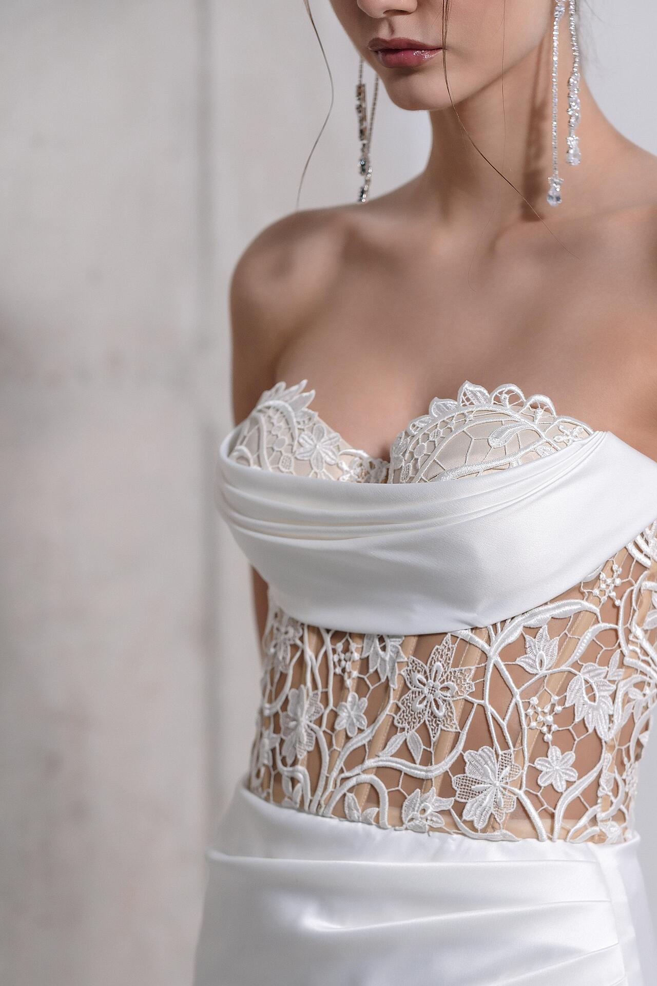 White corset dress: Luciana