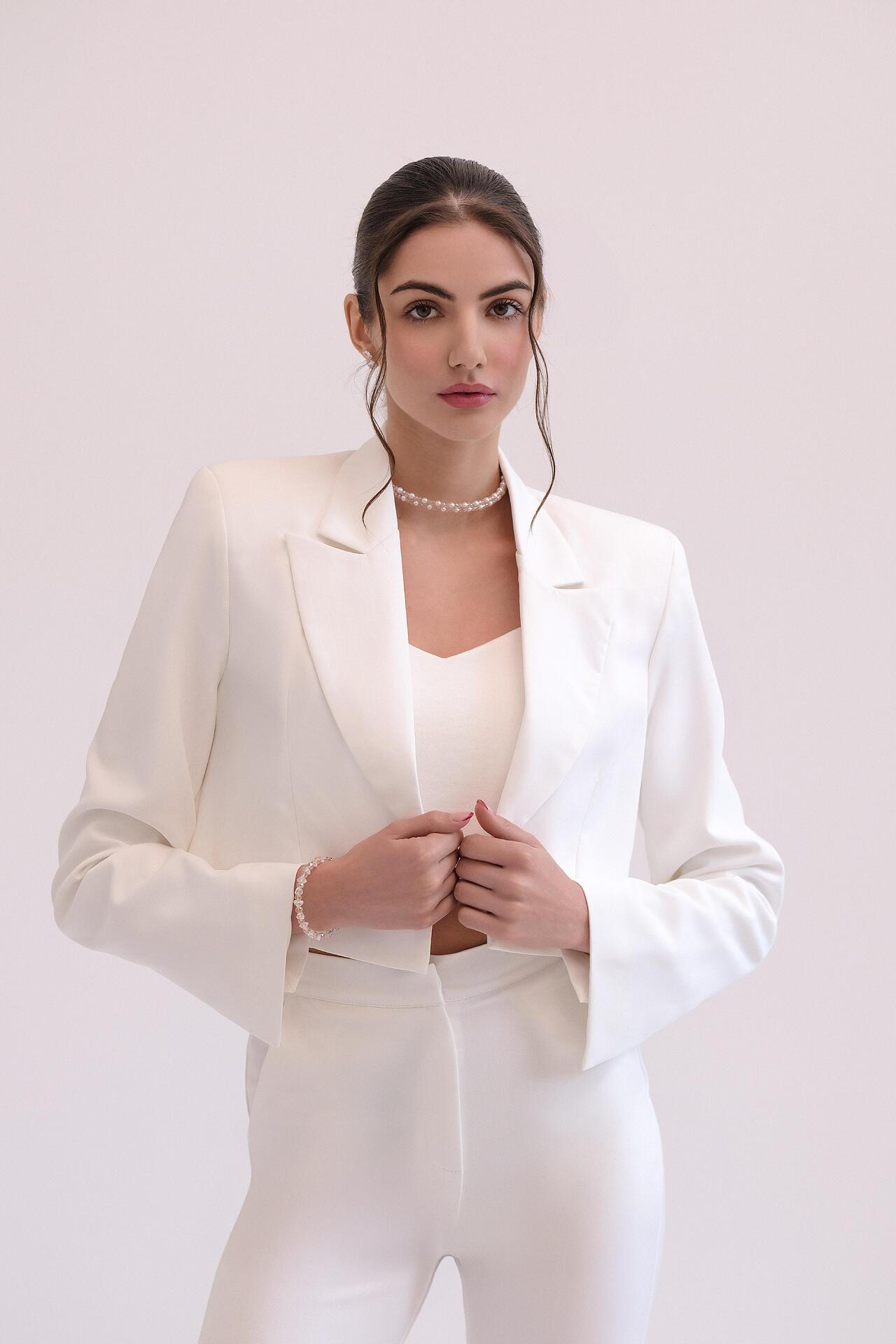 Two-piece suit in white: Delynne 
