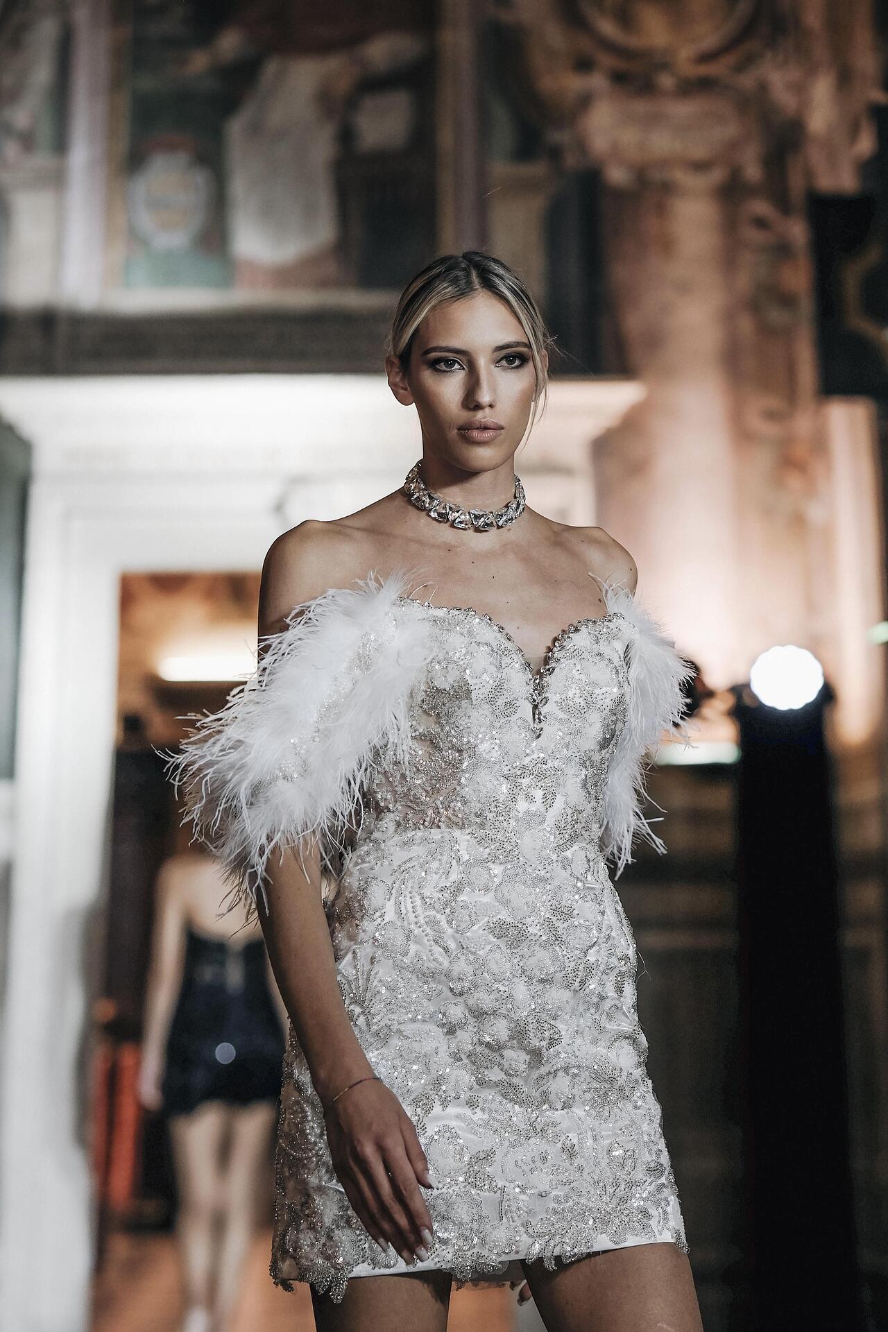 Luxurious short dress with feathers: Lolita