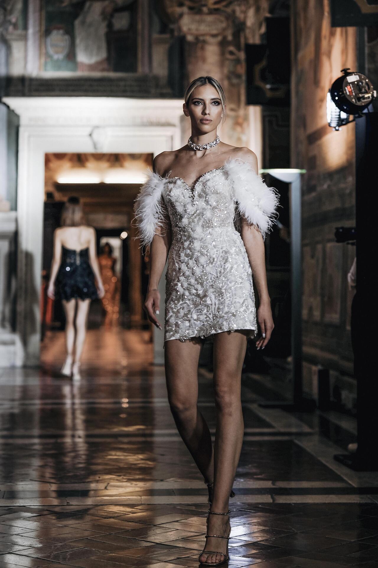 Luxurious short dress with feathers: Lolita