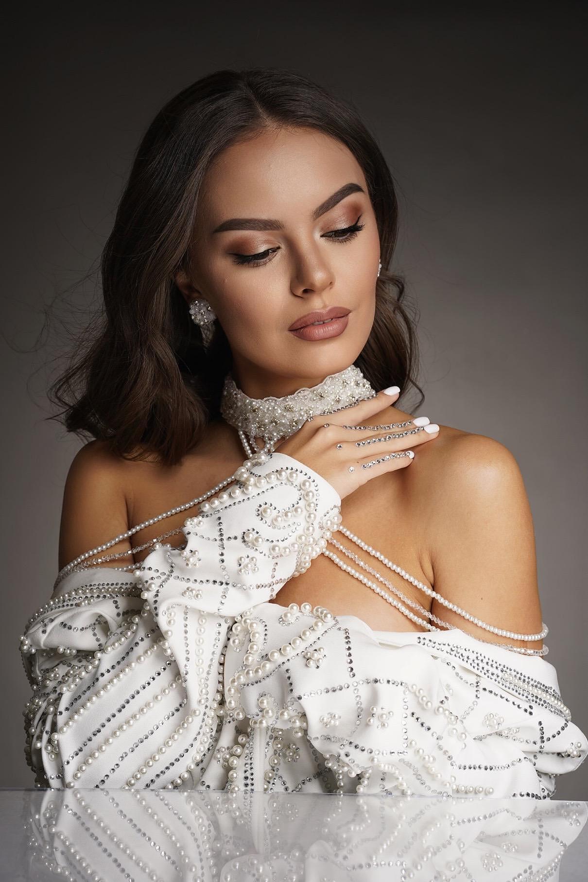 Necklace with crystals and dangling pearls