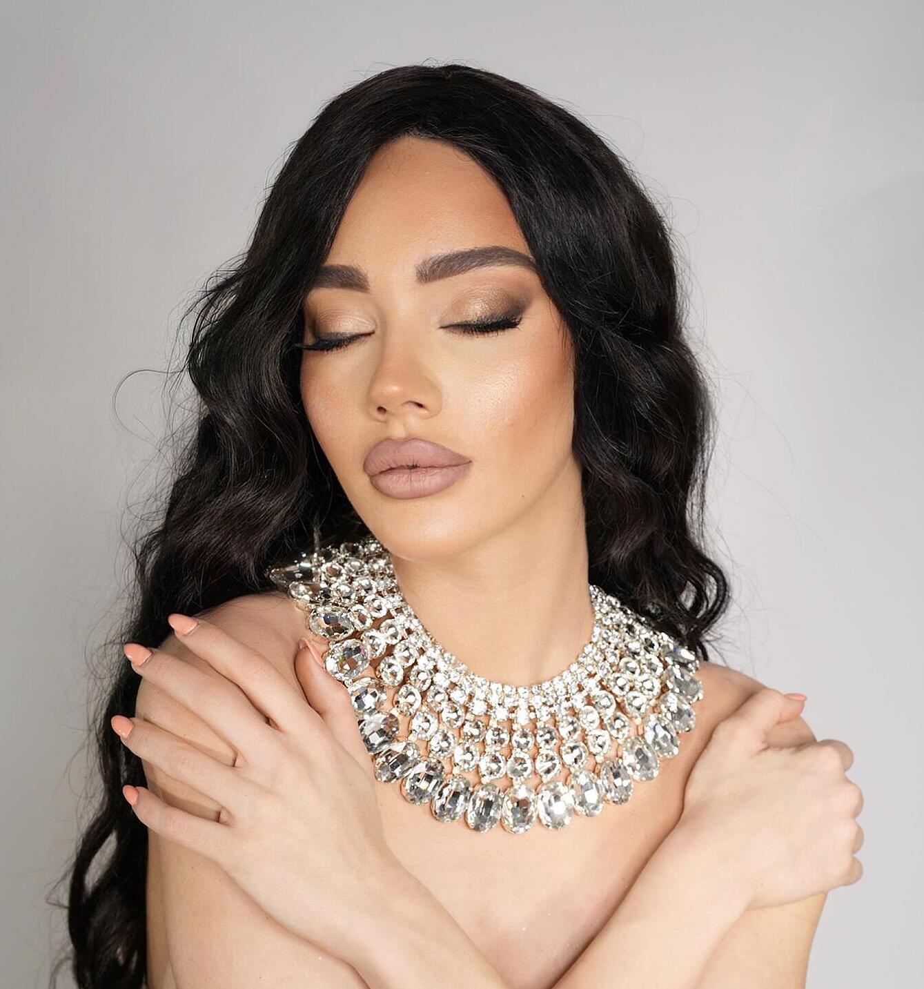 Massive necklace with crystals