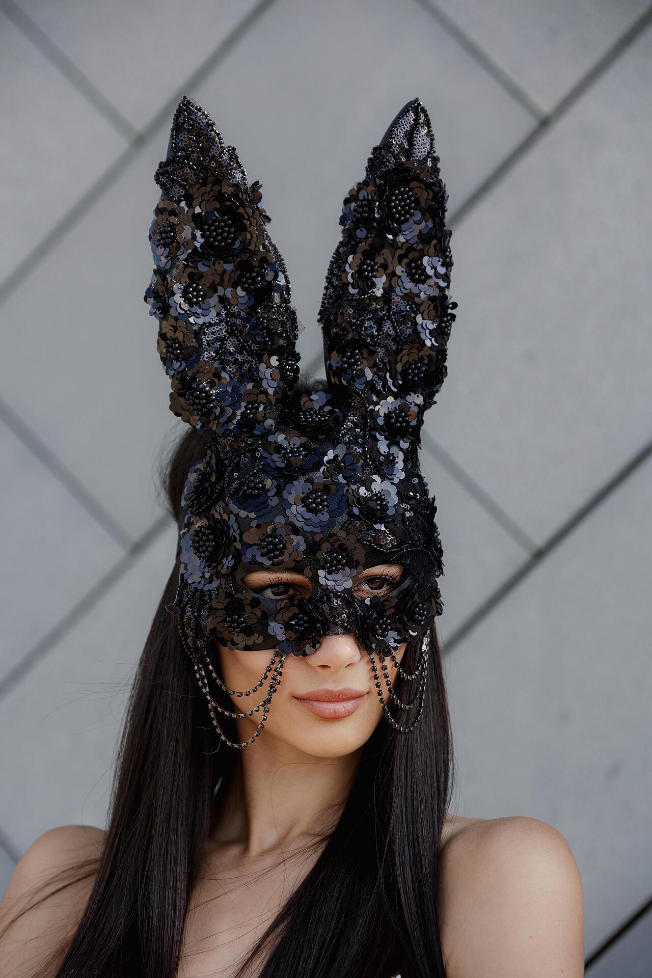 Bunny mask in black: Mysterious Bunny