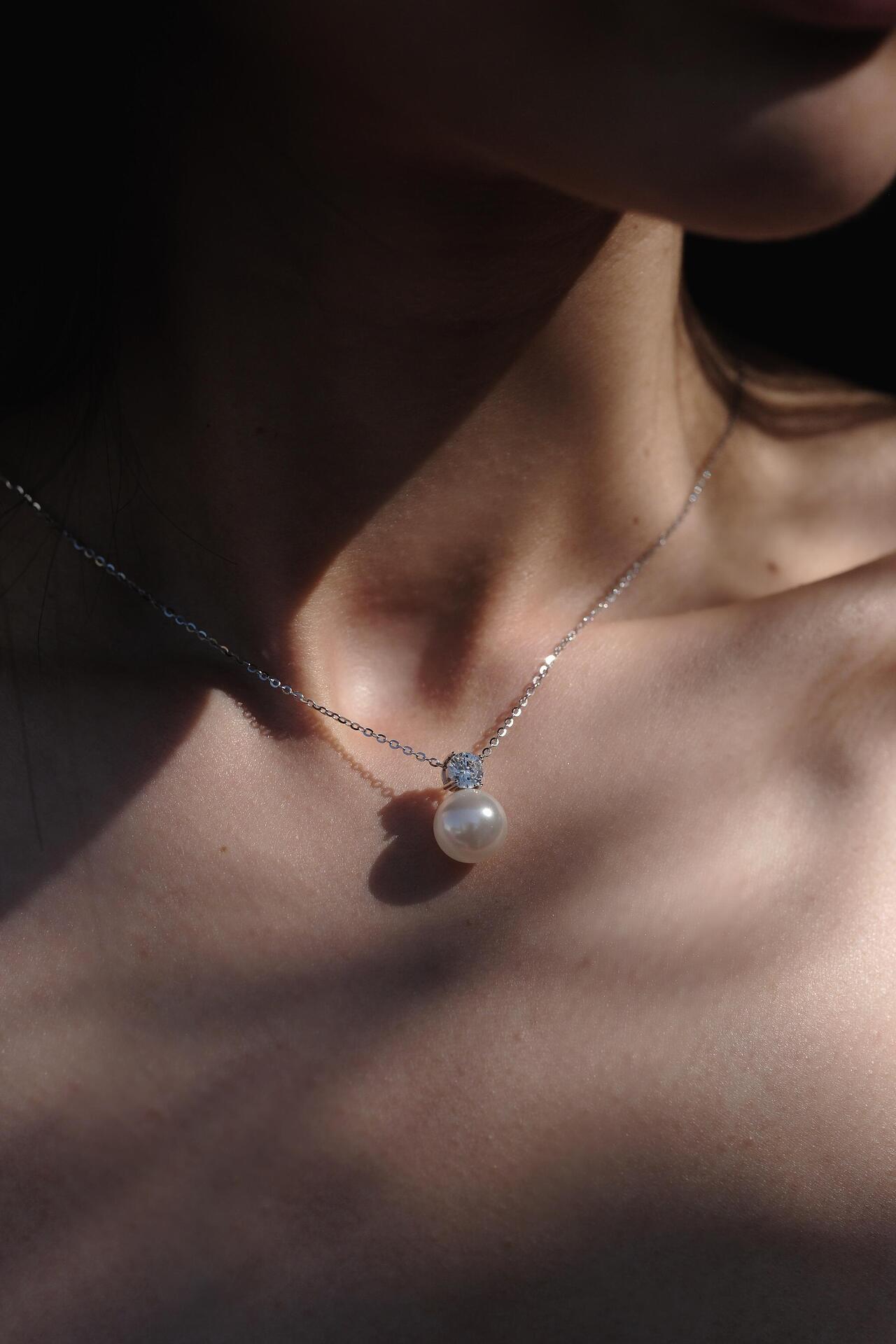 Delicate silver necklace with pearls and crystal