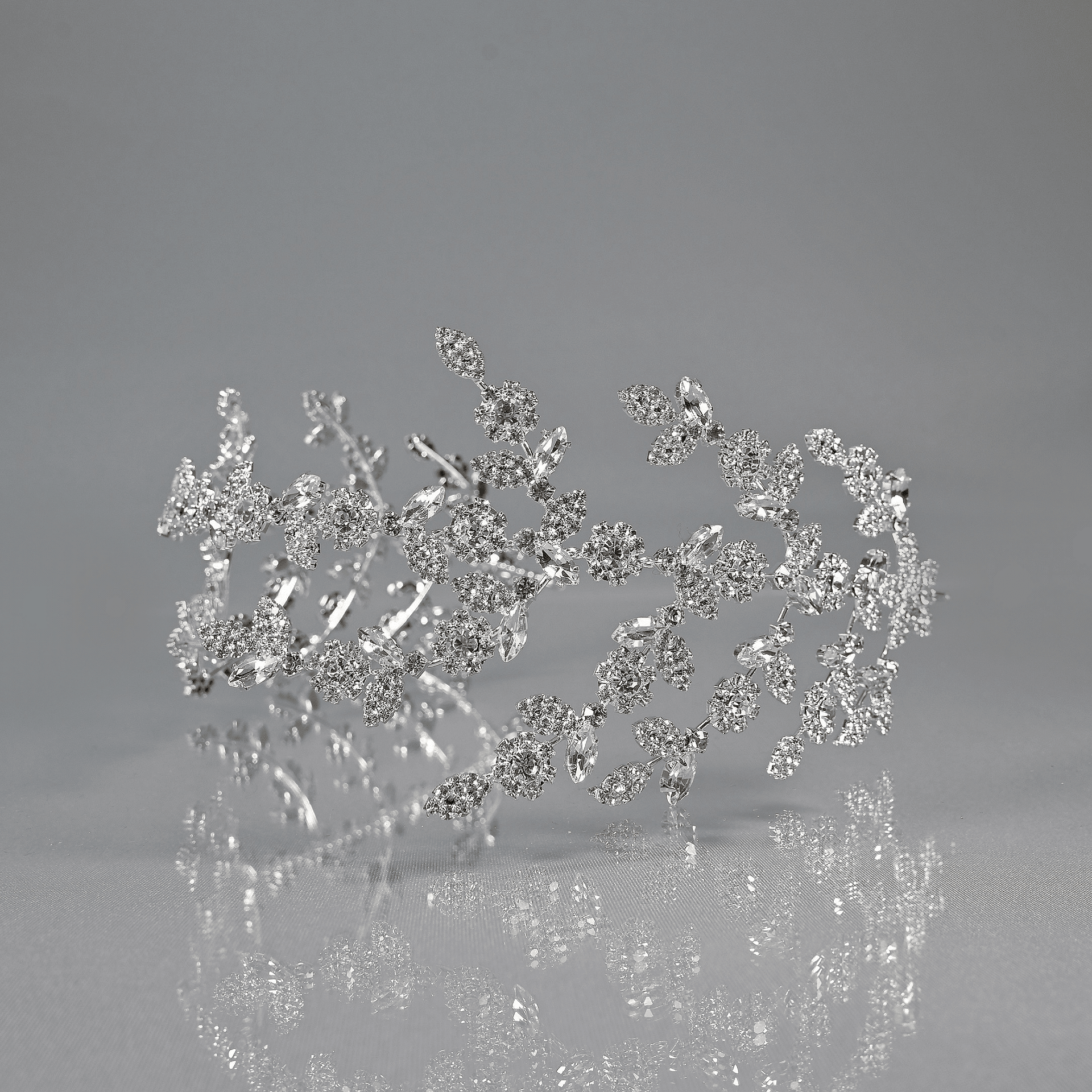 Wedding accessory with crystals