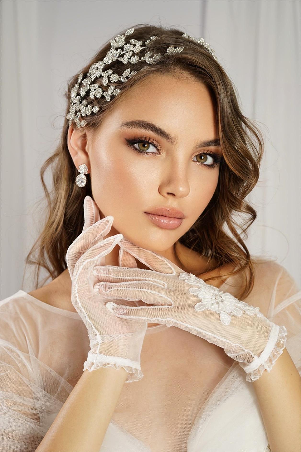 Wedding accessory with crystals