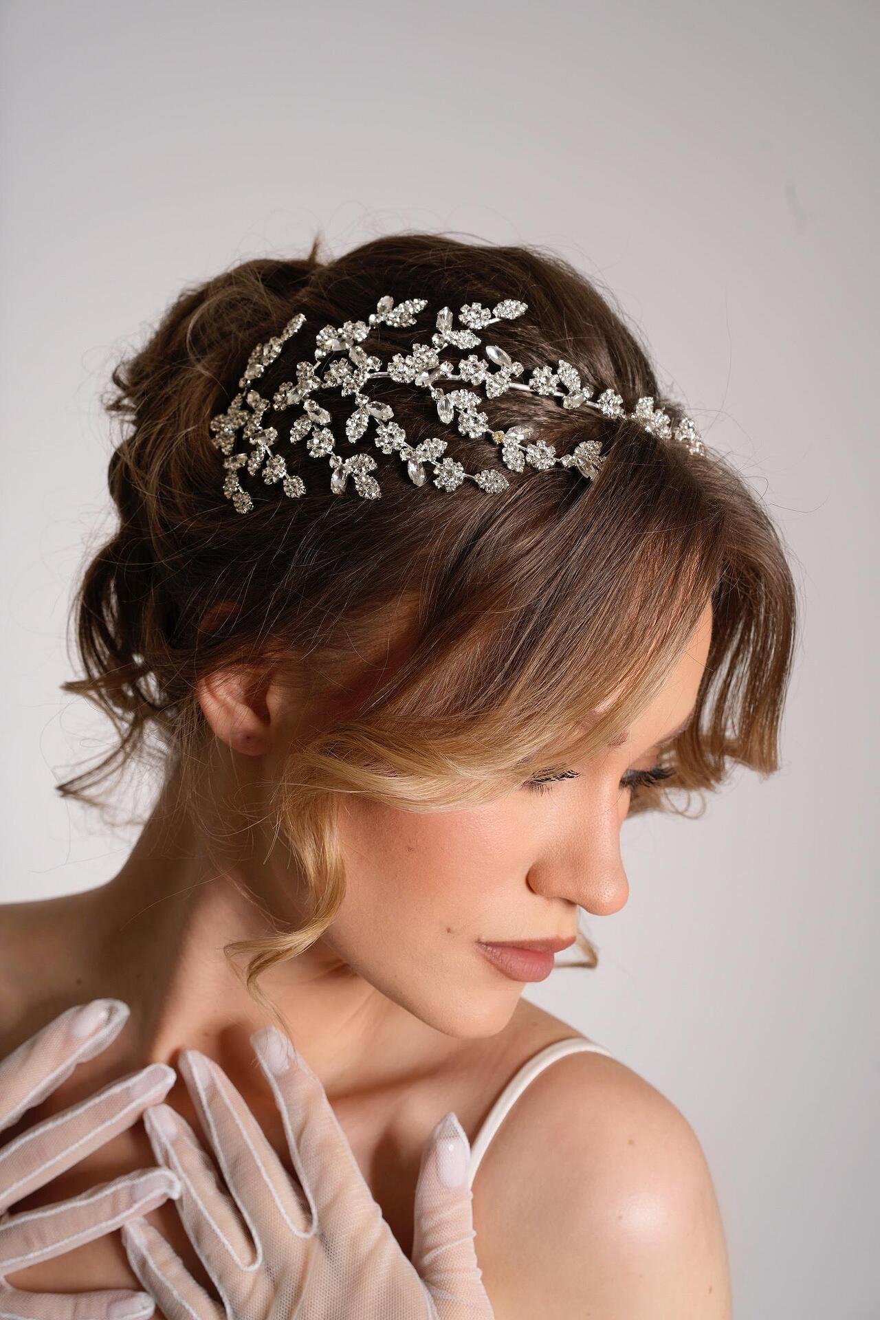 Wedding accessory with crystals