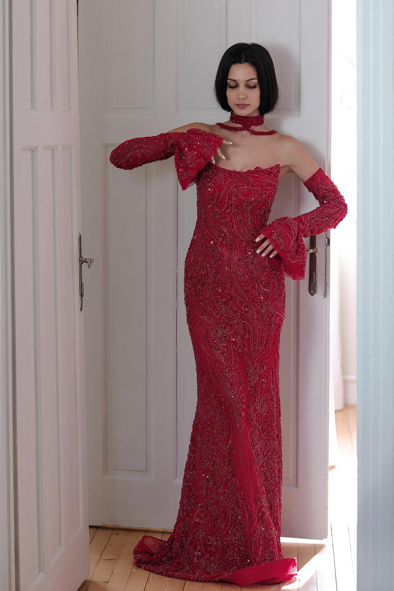 Formal dress complete with gloves and choker: Venera