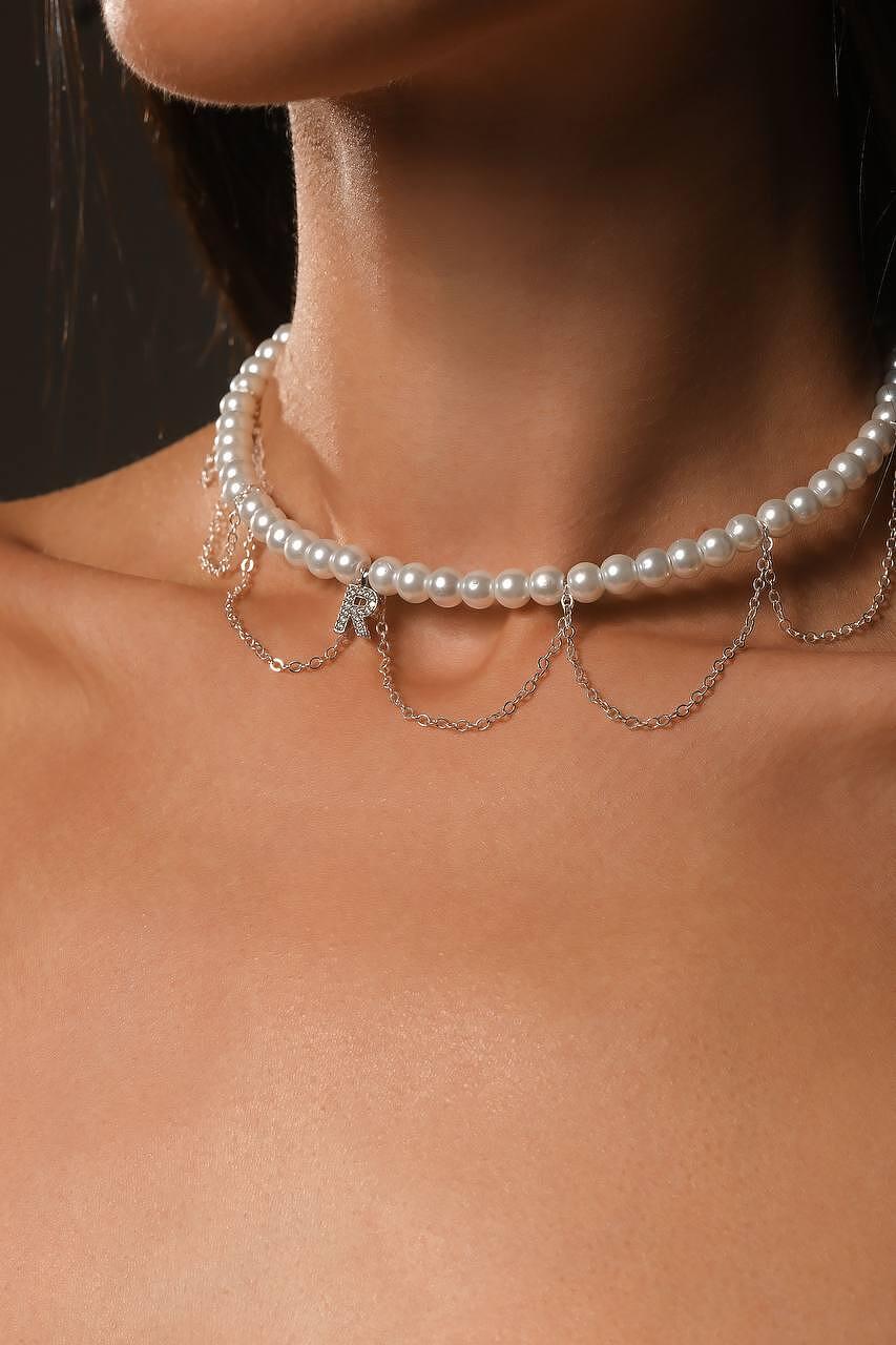 Pearl choker with silver chains 