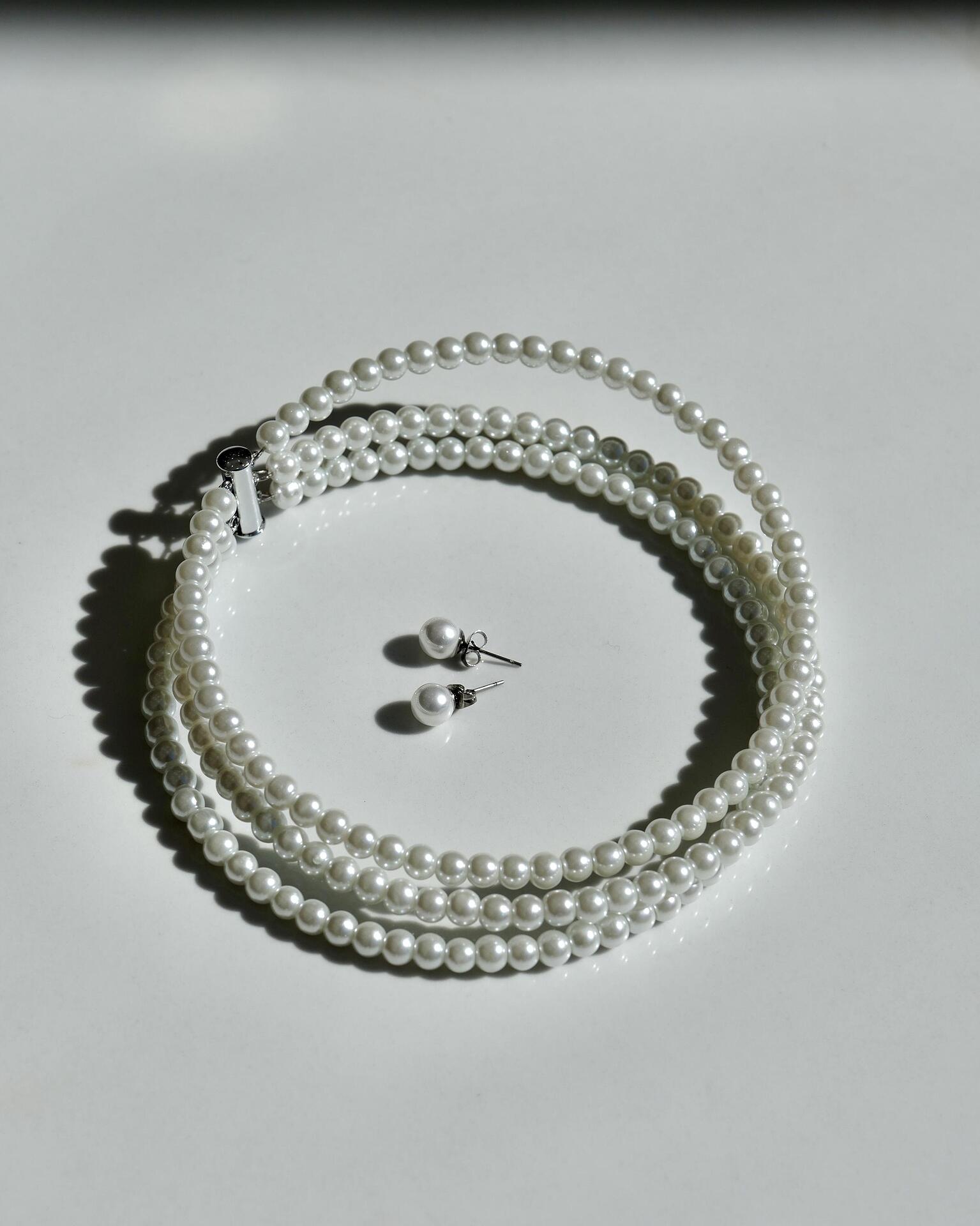Pearl necklace/choker with pearl earrings set