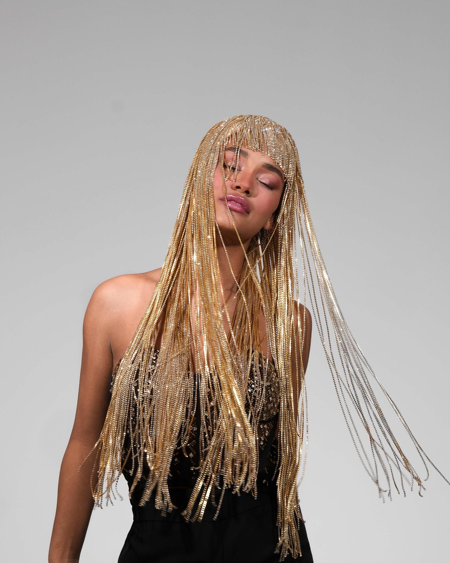 Wig with long golden crystal bands: Ariana