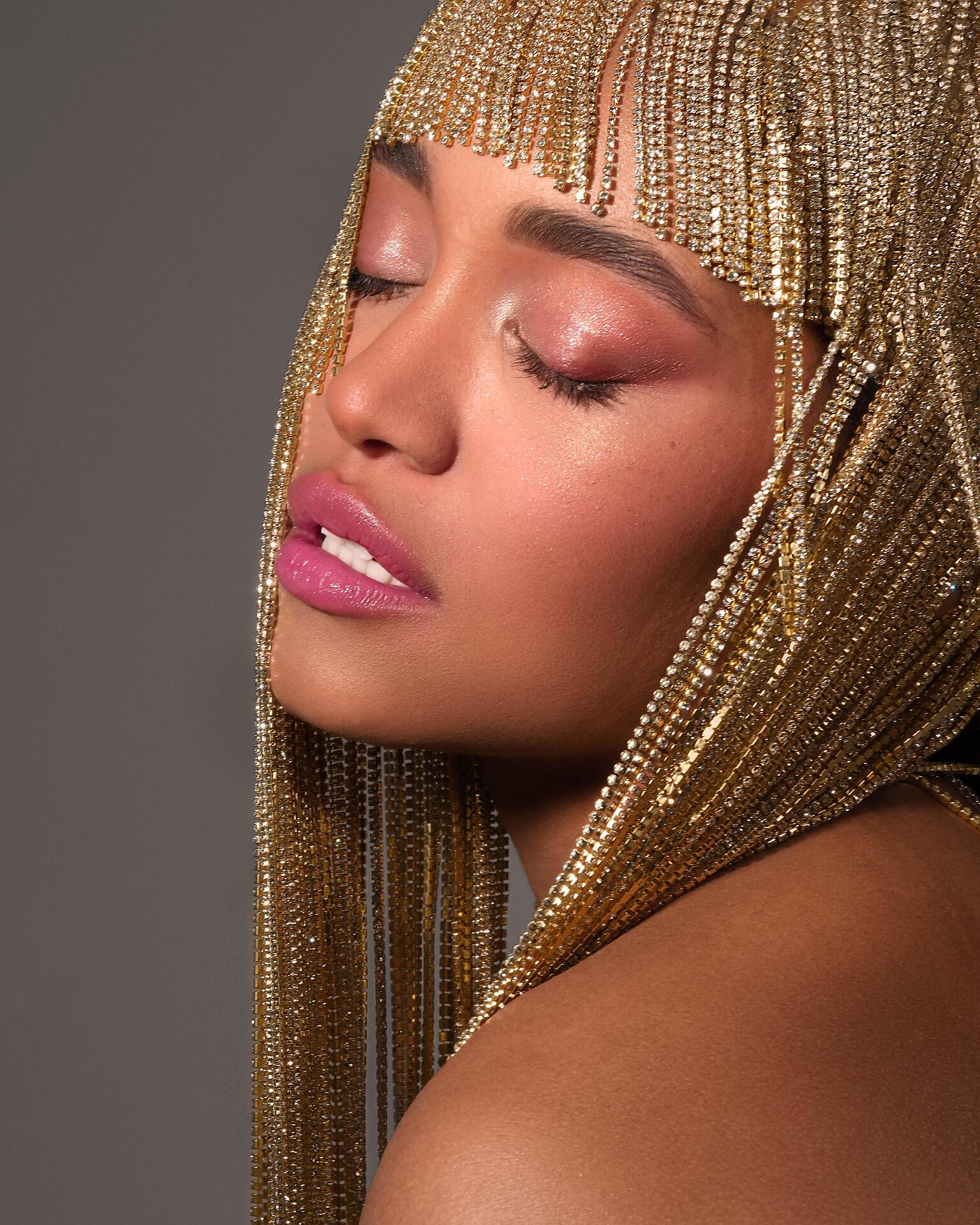 Wig with long golden crystal bands: Ariana