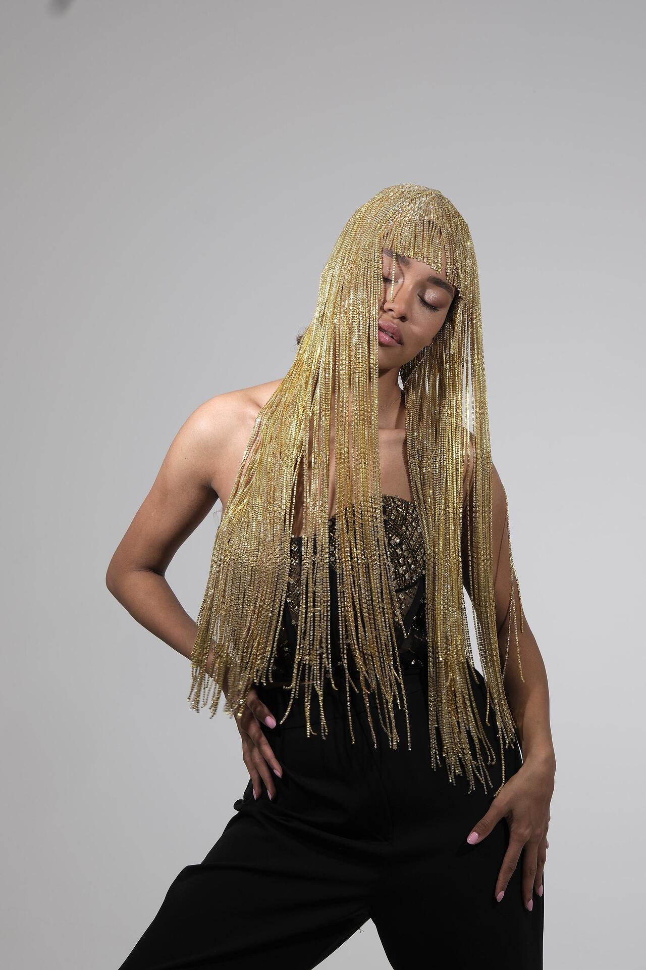 Wig with long golden crystal bands: Ariana