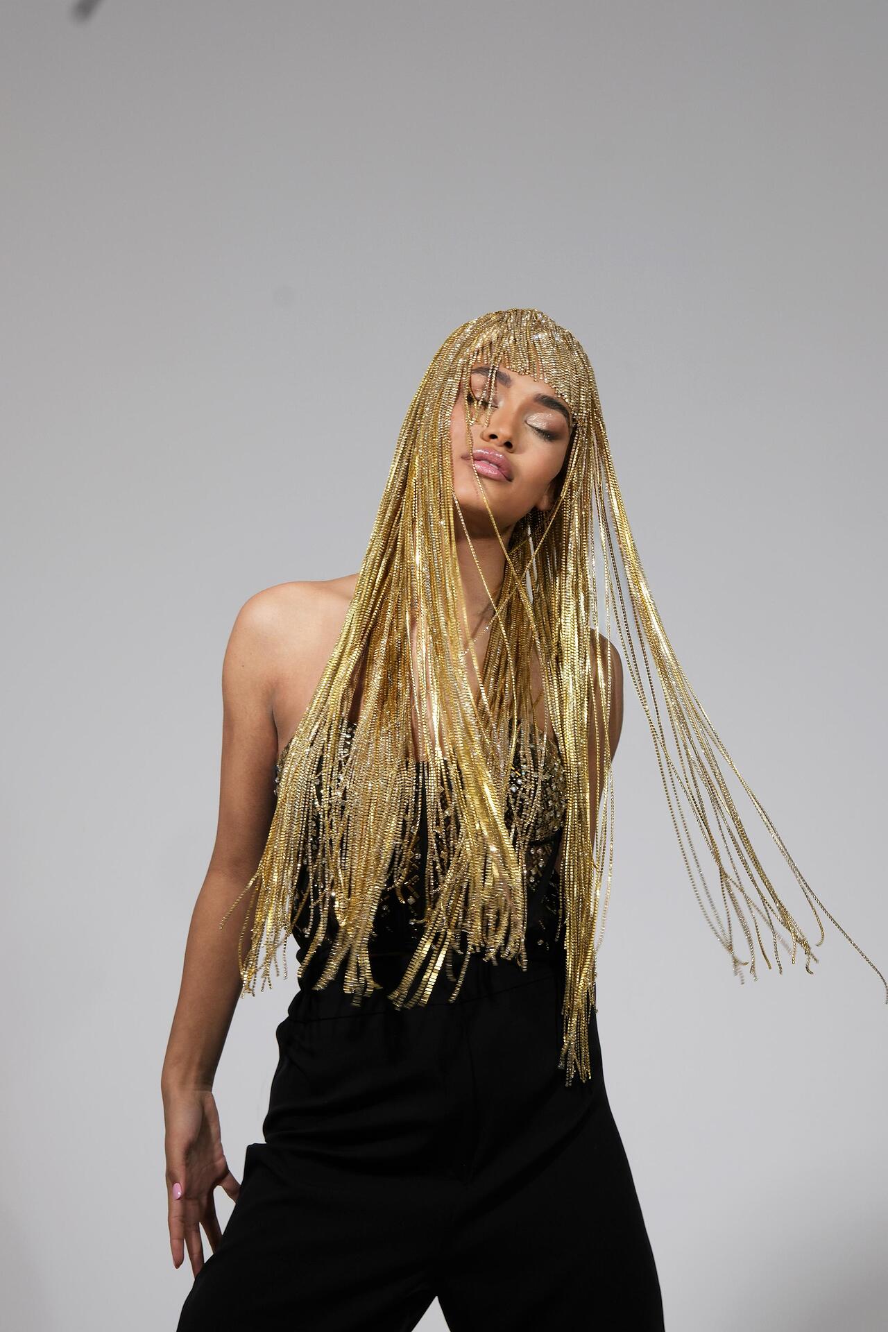 Wig with long golden crystal bands: Ariana