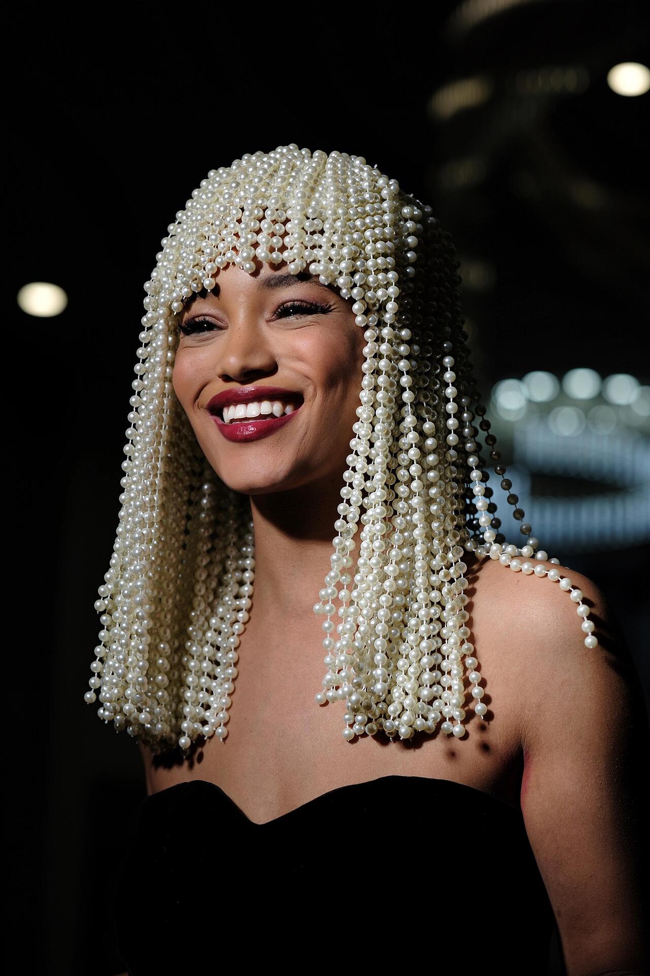 Wig with hand-sewn white pearls White Pearls