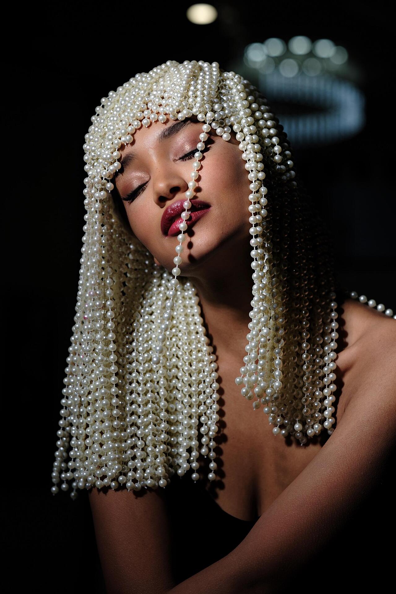 Wig with hand-sewn white pearls White Pearls