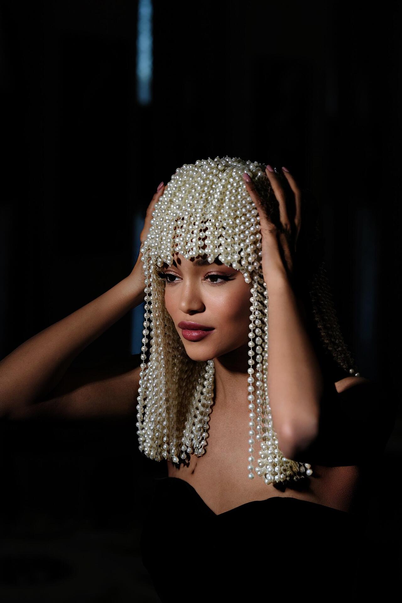 Wig with hand-sewn white pearls White Pearls
