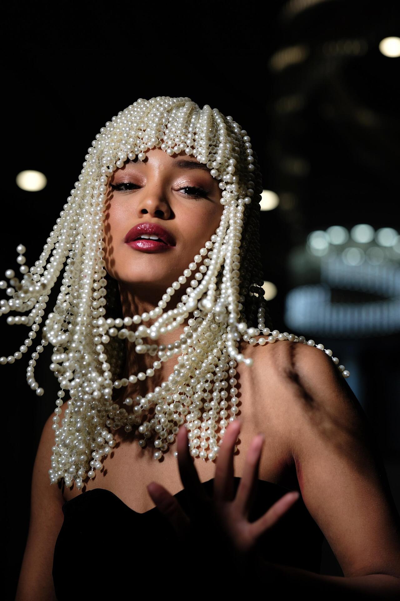 Wig with hand-sewn white pearls White Pearls