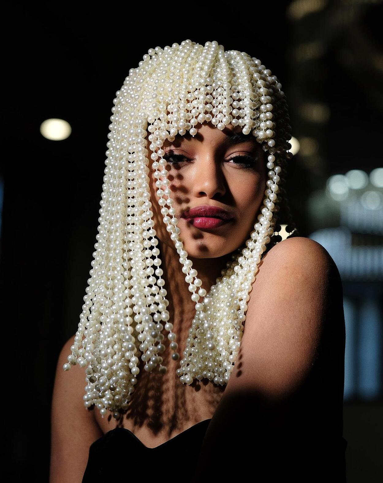 Wig with hand-sewn white pearls White Pearls
