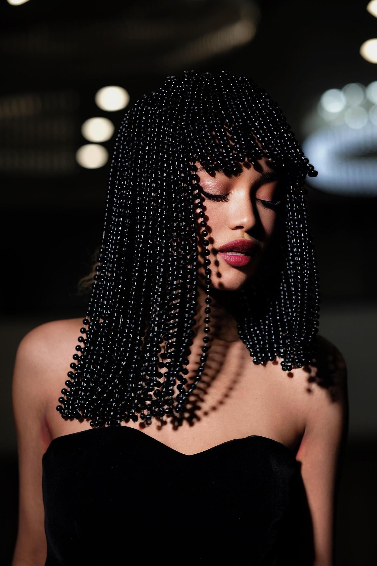 Wig with hand-sewn black pearls Black Pearls