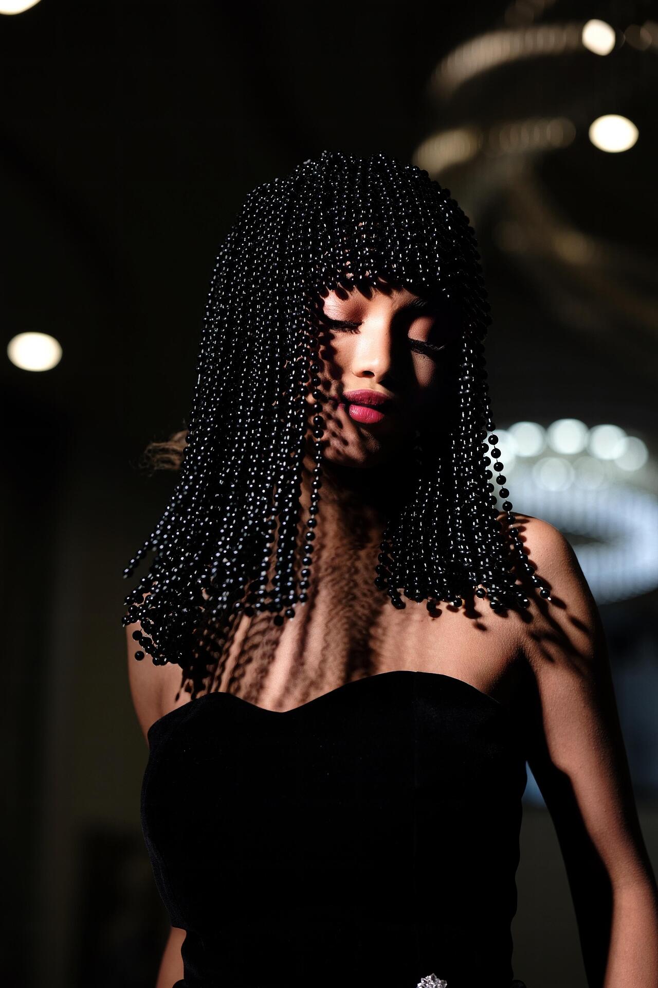 Wig with hand-sewn black pearls Black Pearls