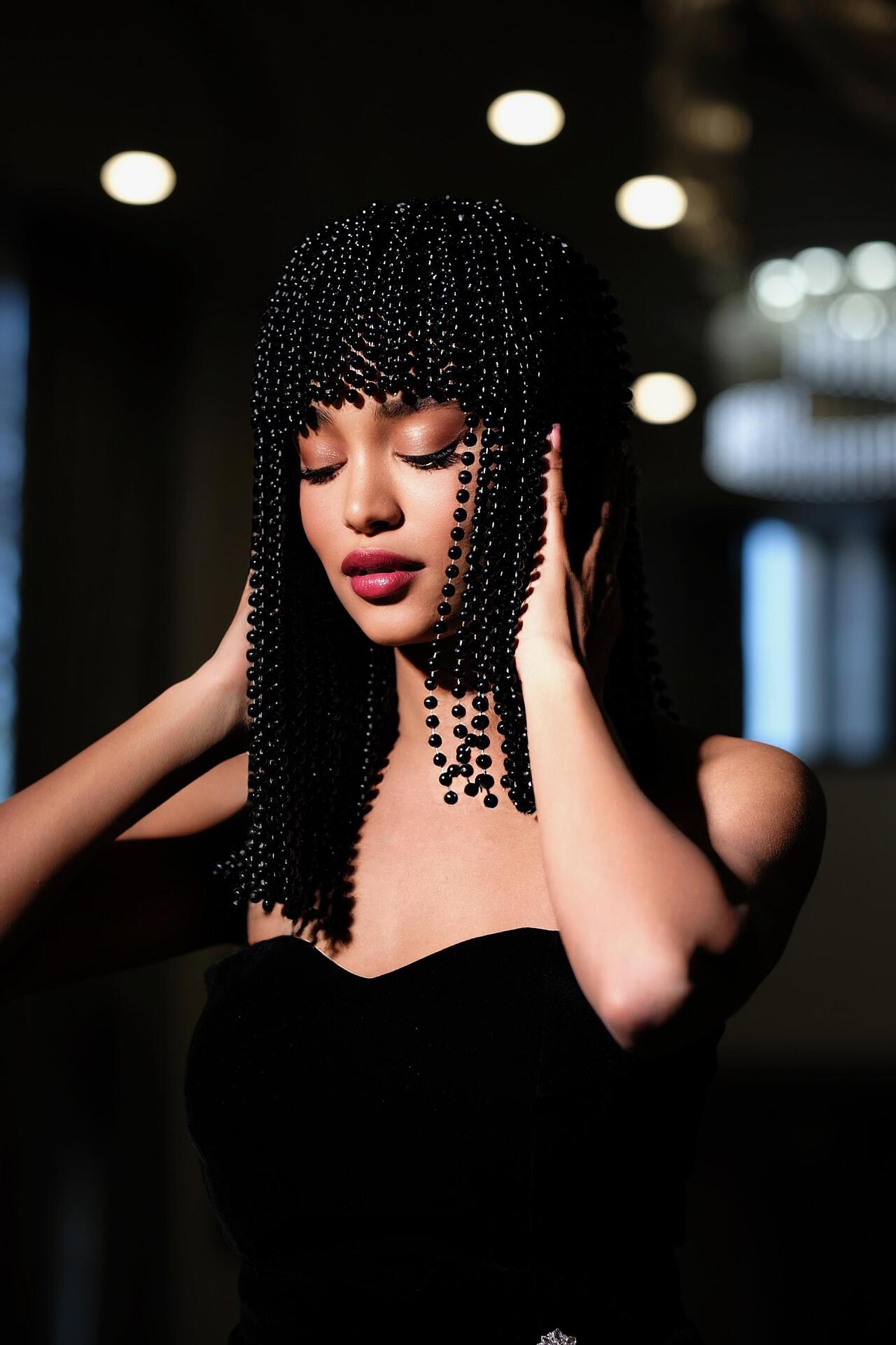 Wig with hand-sewn black pearls Black Pearls