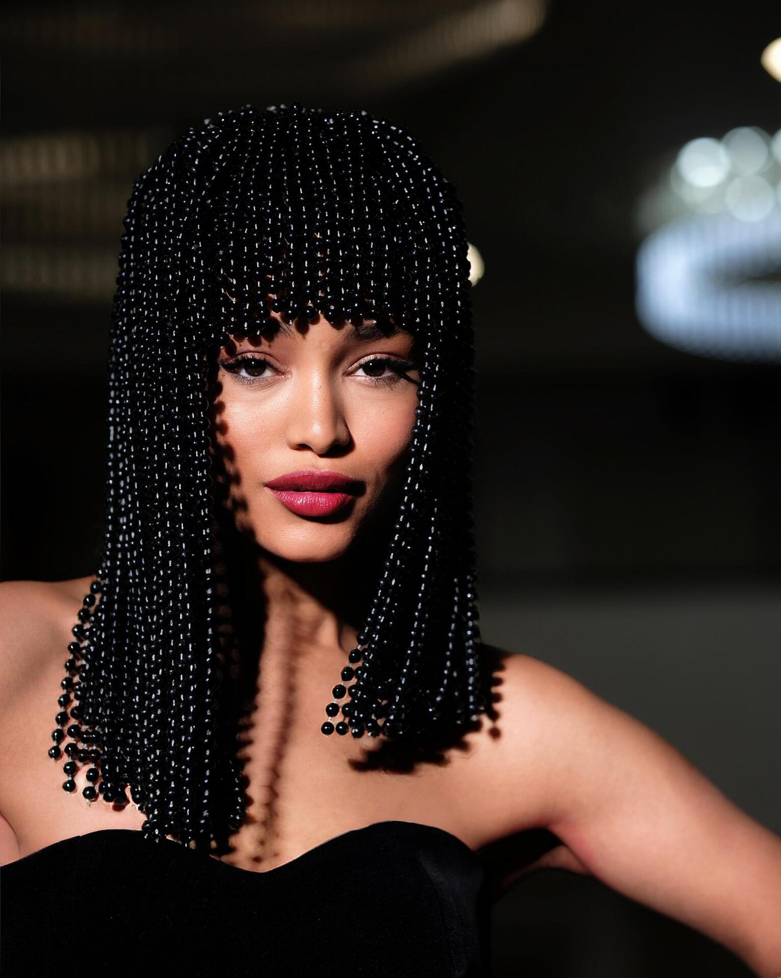 Wig with hand-sewn black pearls Black Pearls