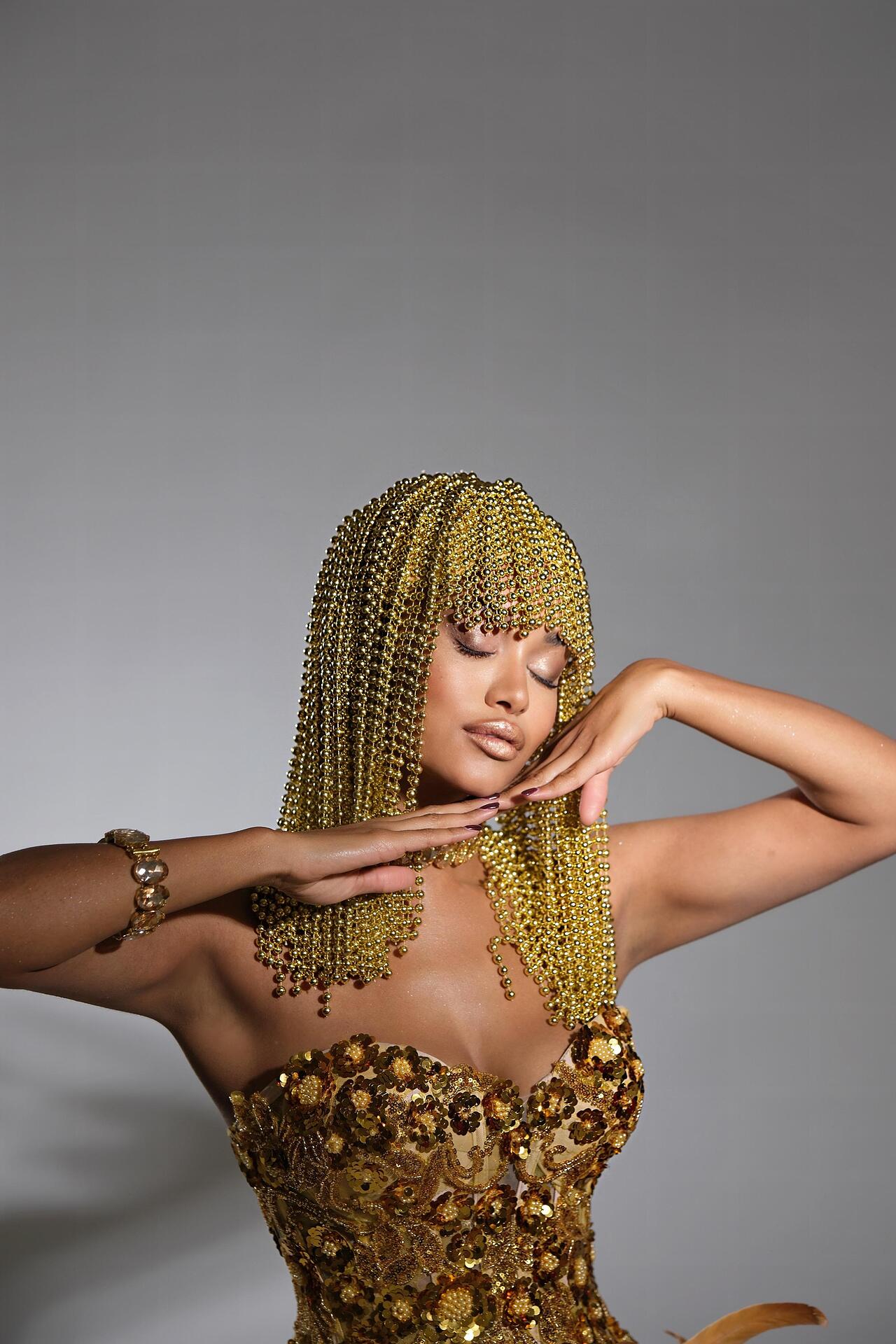 Wig with gold pearls: Gold Pearls