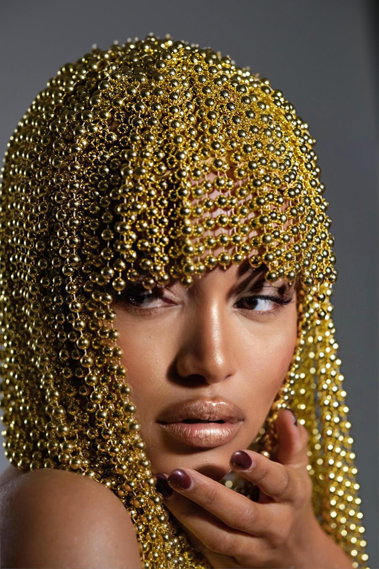 Wig with gold pearls: Gold Pearls