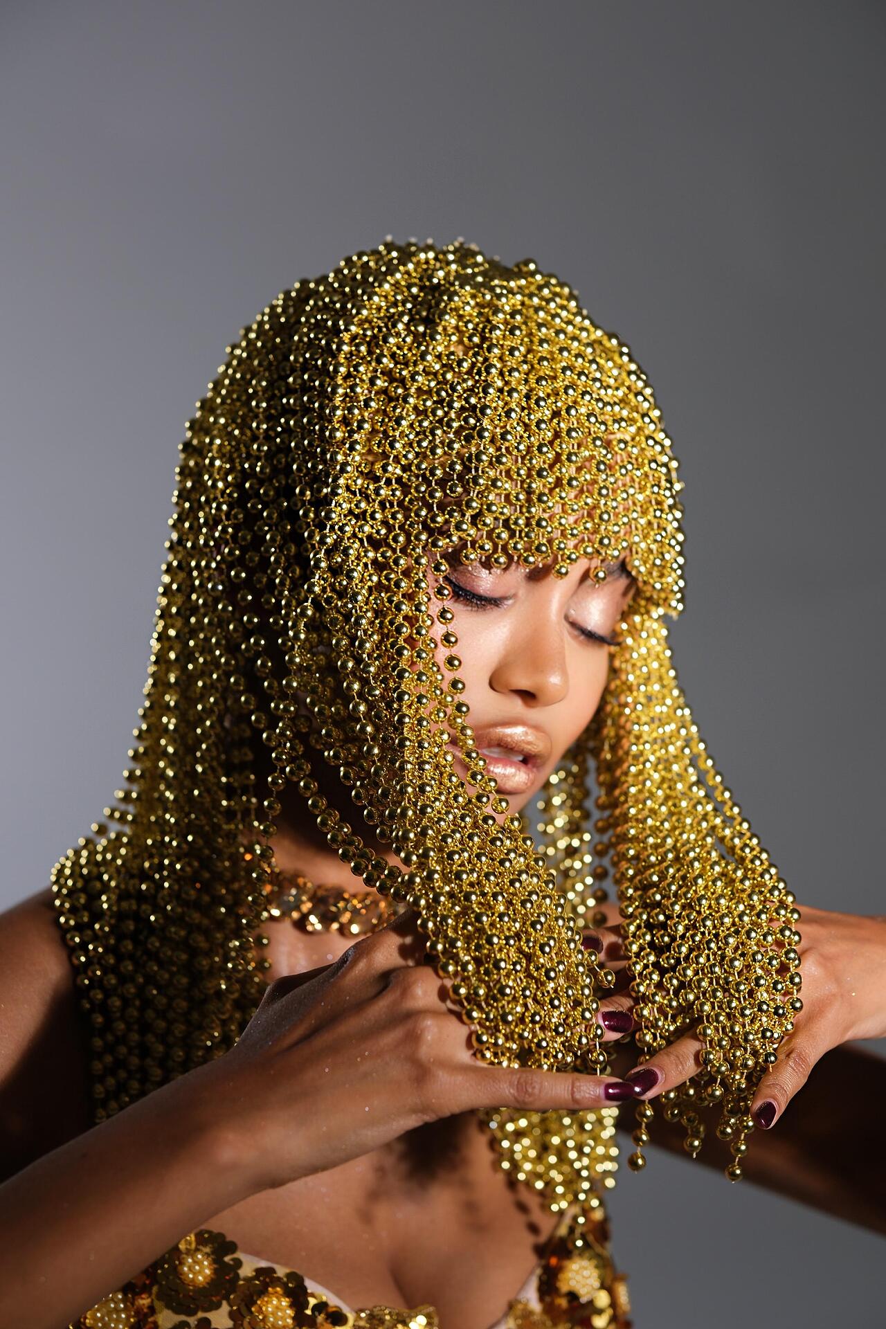 Wig with gold pearls: Gold Pearls
