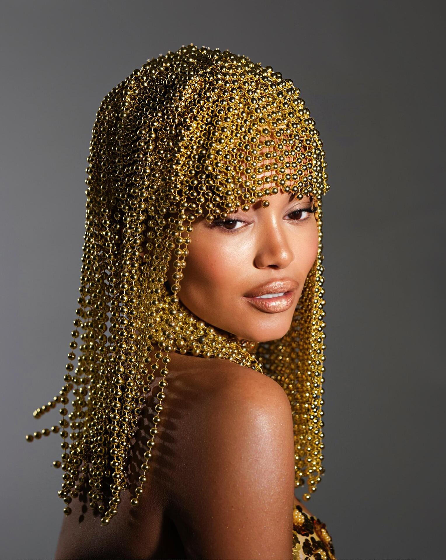 Wig with gold pearls: Gold Pearls