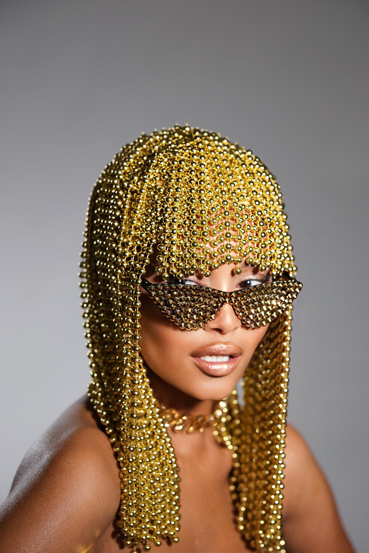 Wig with gold pearls: Gold Pearls