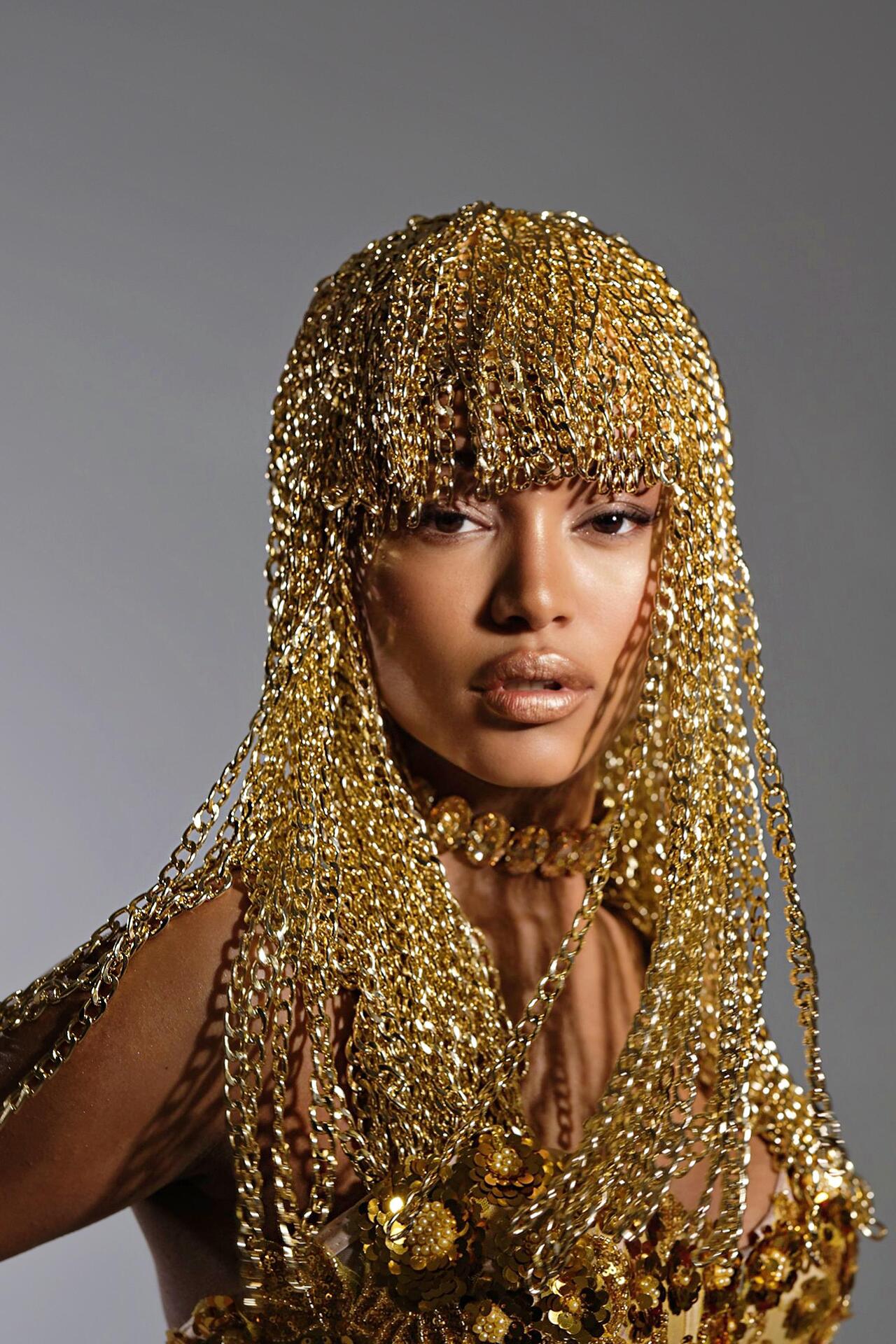 Wig with gold chains