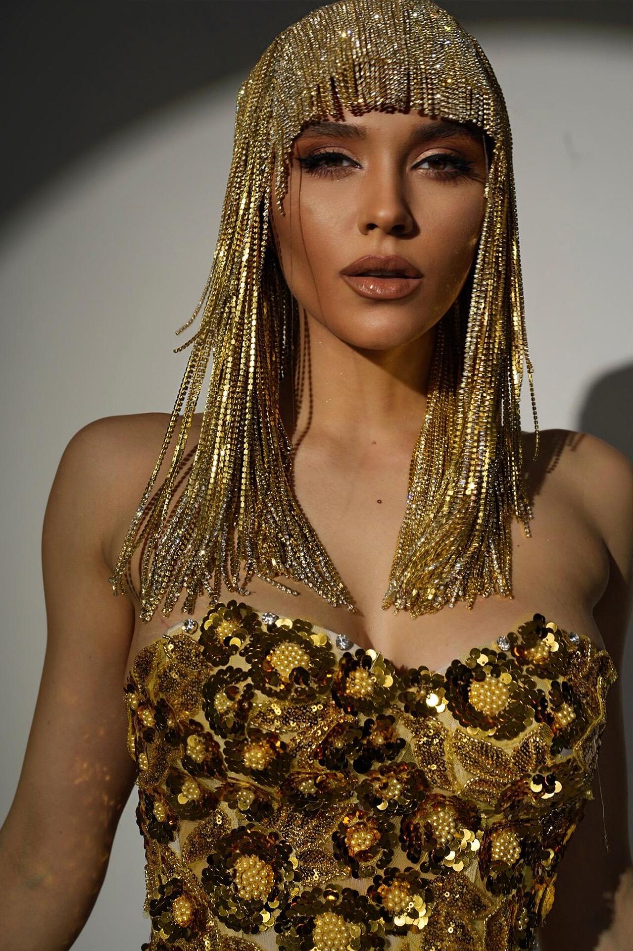 Wig with golden hanging crystals