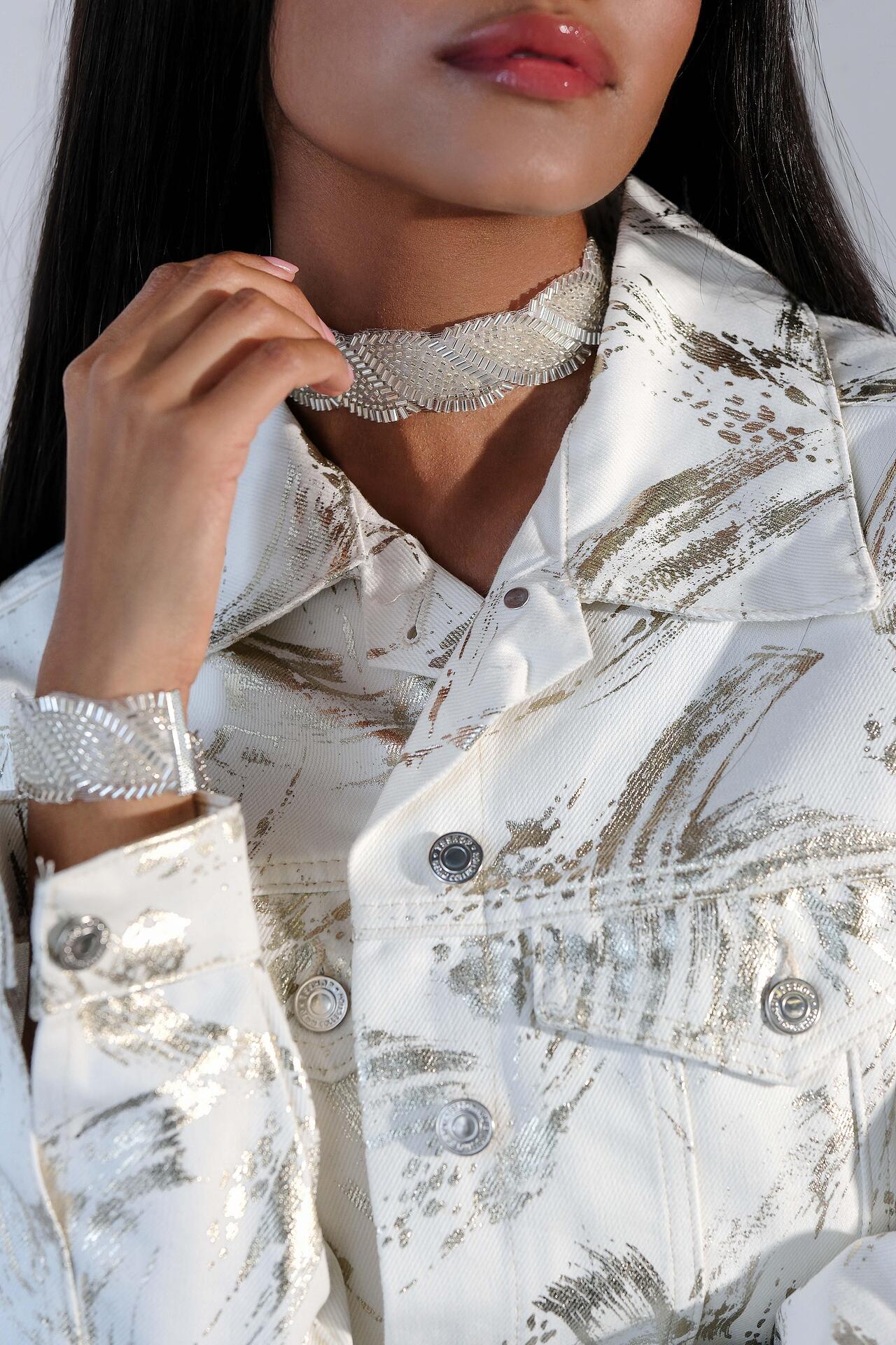 Handmade choker and bracelet in silver/white