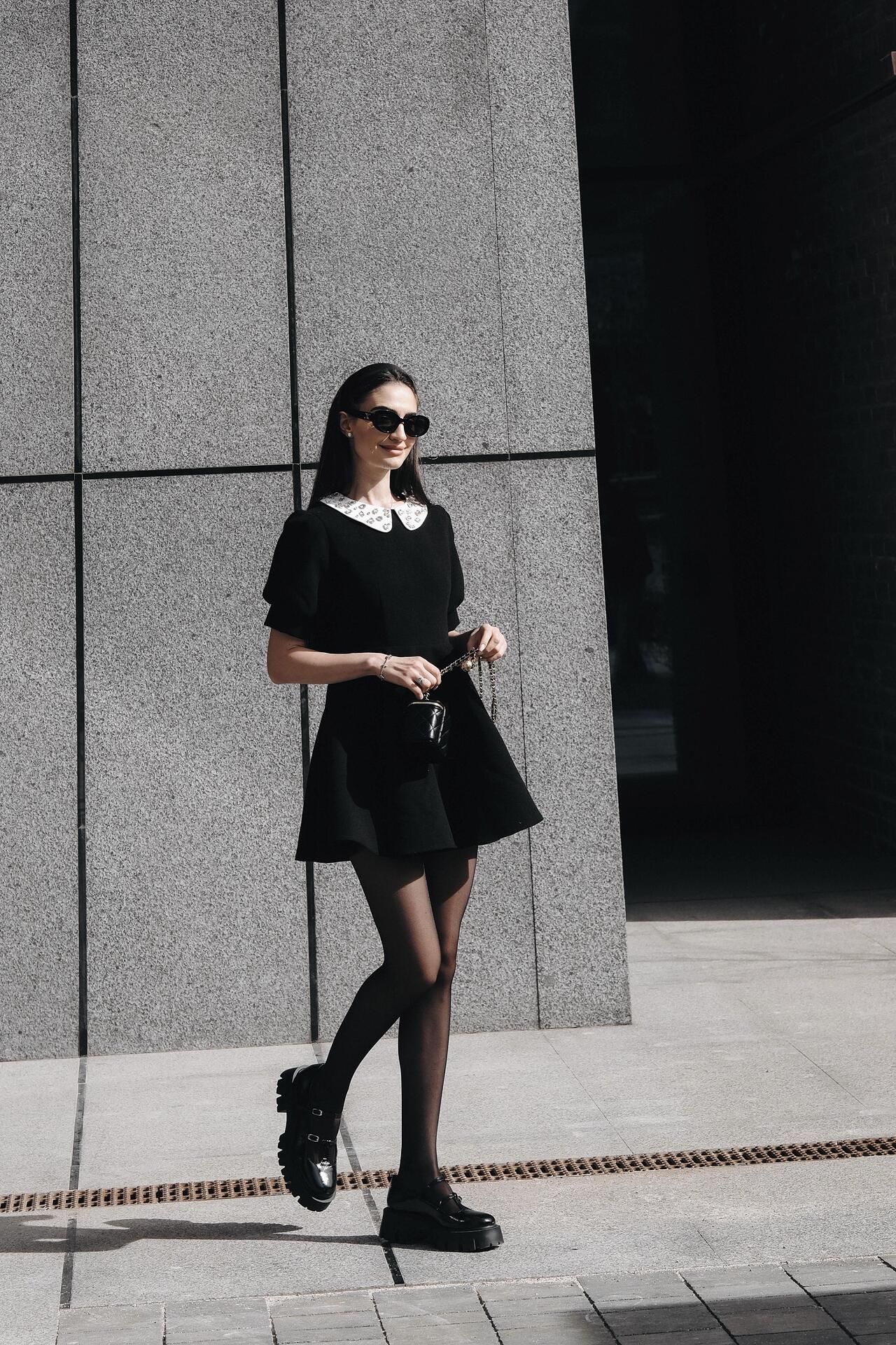 Dress with collar and crystals: Giselle