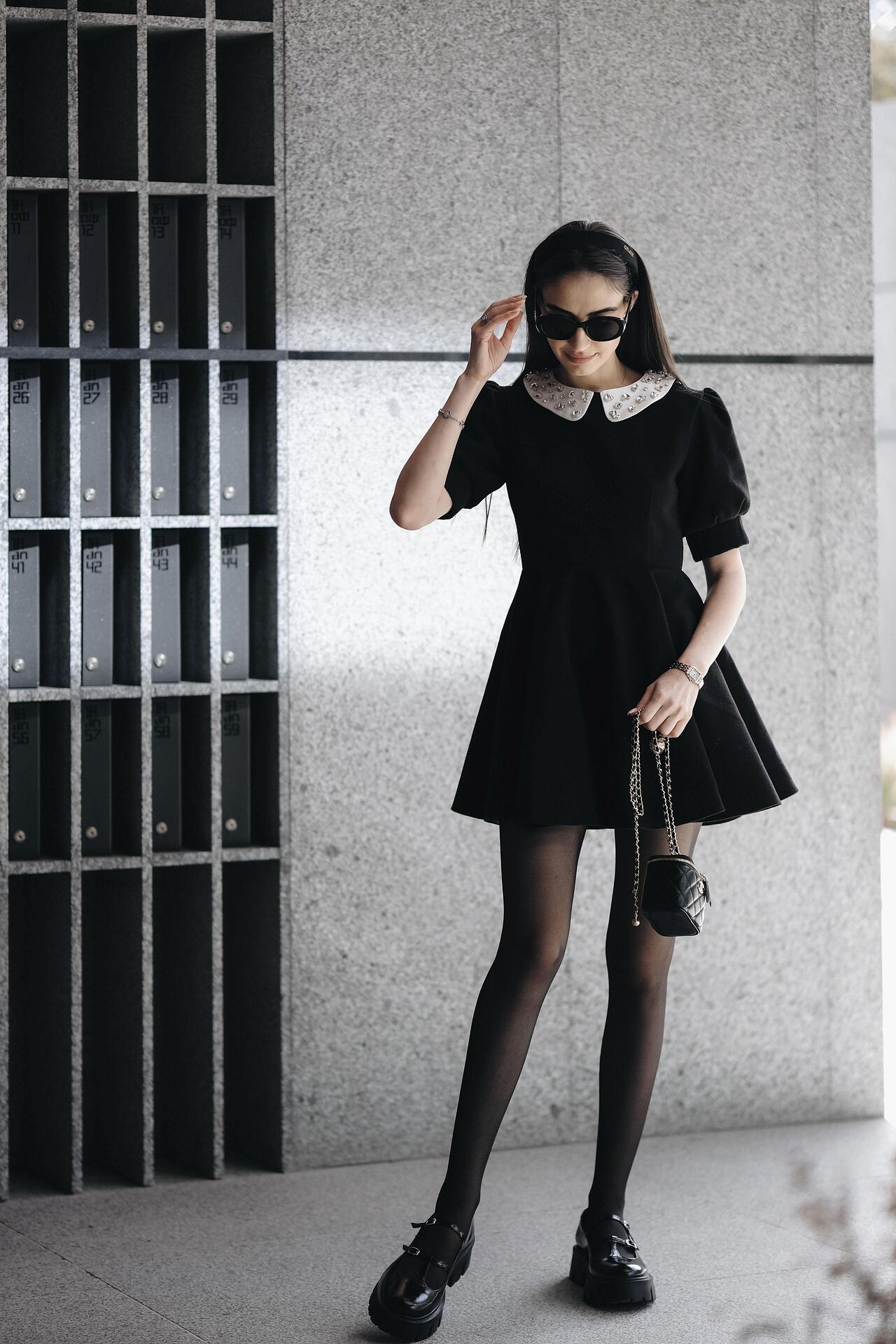 Dress with collar and crystals: Giselle