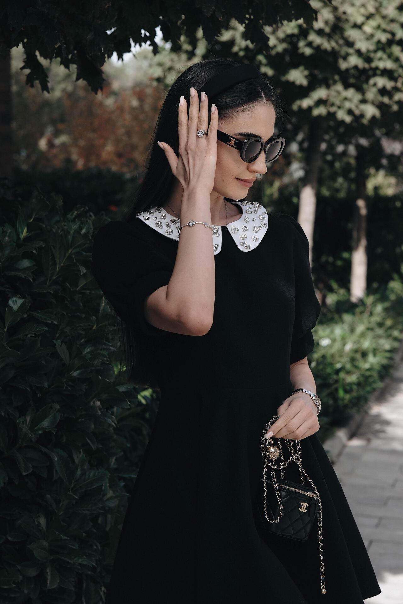 Dress with collar and crystals: Giselle
