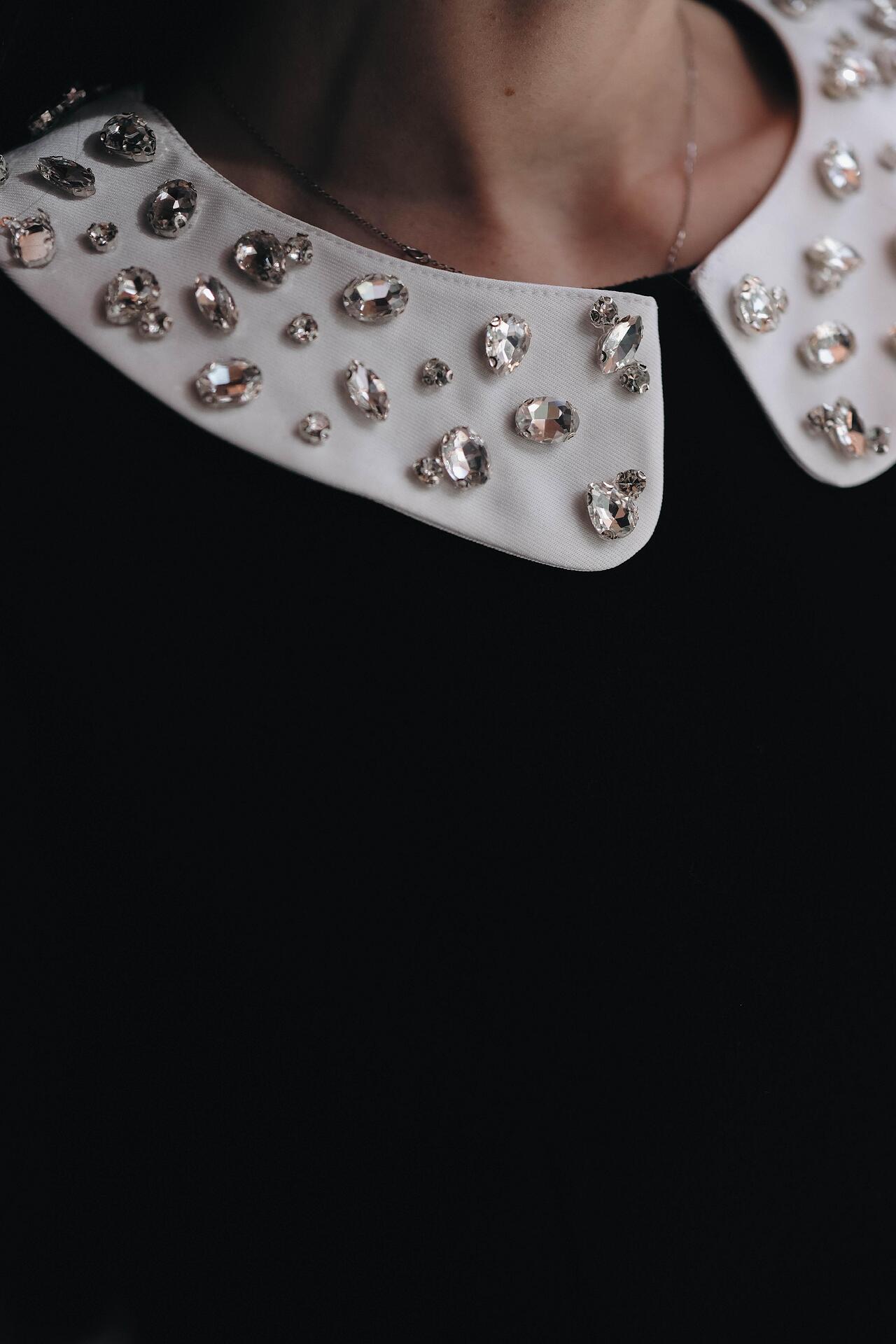 Dress with collar and crystals: Giselle