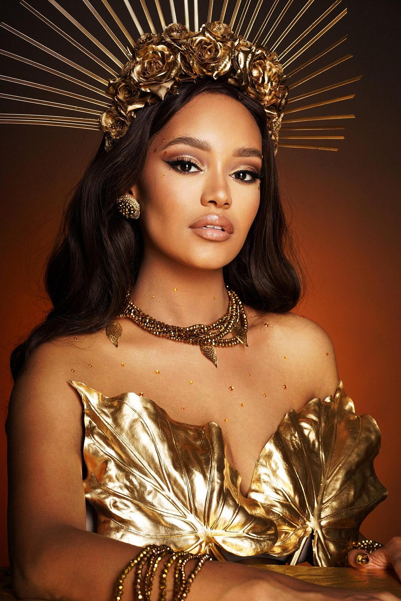 Stage accessory with golden roses: Ethereal Gold